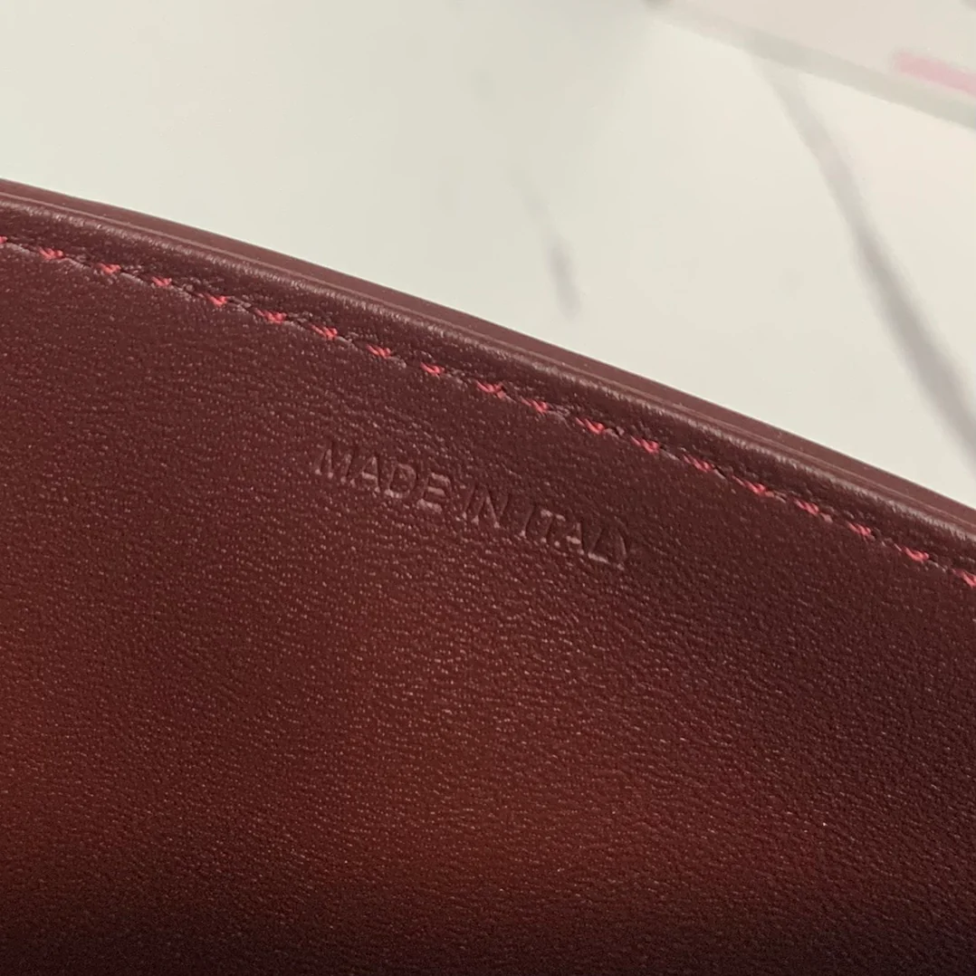 Сумка Celine Triomphe Classic из глянцевой телячьей кожи — красновато-коричневая.