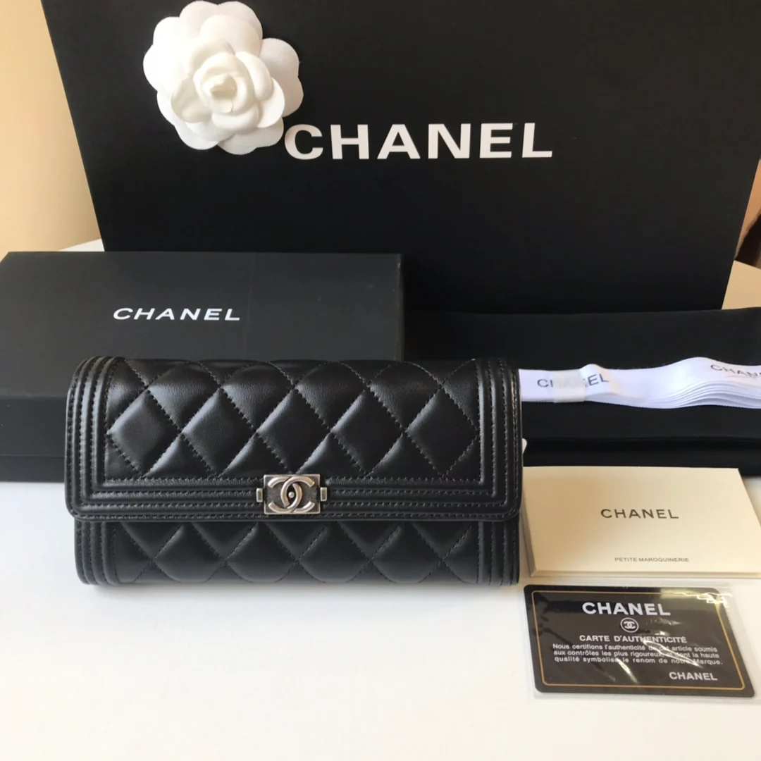Кошелек-портмоне Chanel Le Boy Flip Wallet — из черной овечьей кожи с серебряной пряжкой.