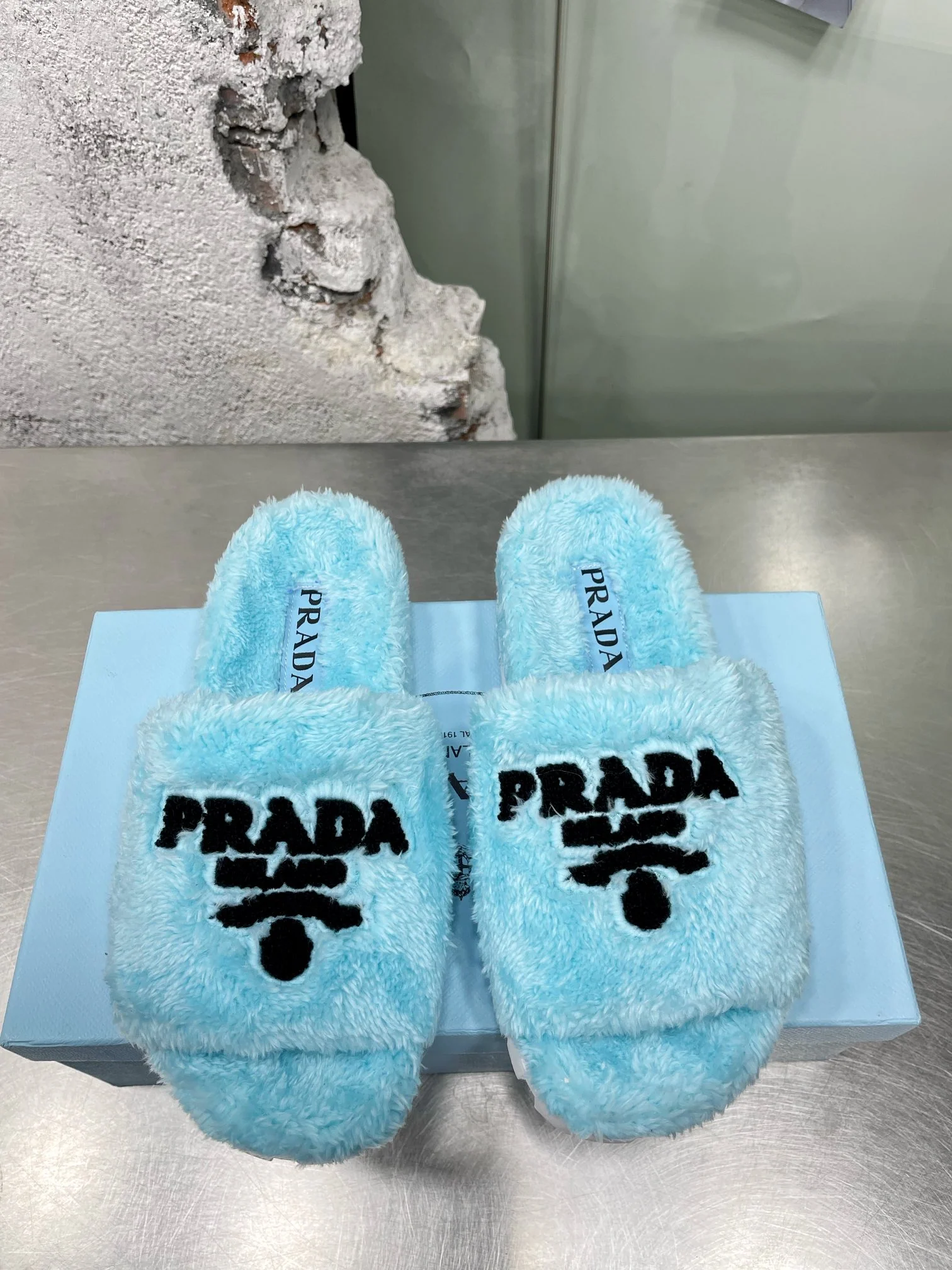 Новинки Prada осень/зима 2022 — Меховые тапочки — Стиль знаменитостей — 3