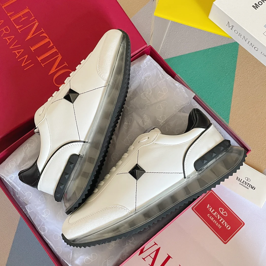 Valentino - Спортивные туфли с заклепками по периметру - Парные - Черная отделка