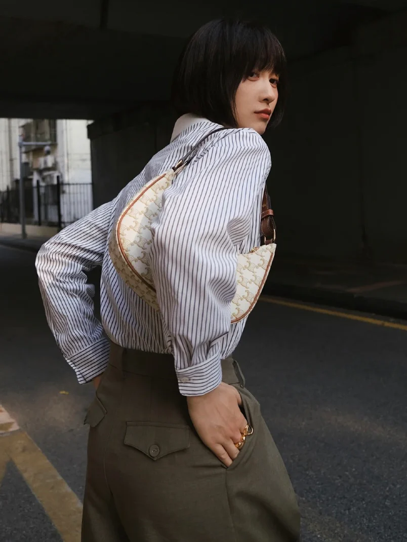 Сумка Ava Triomphe из канваса — белая с монограммой.