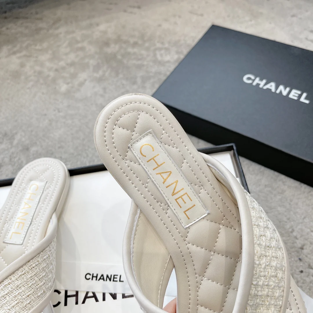 Новинка сезона весна/лето 2023 от Chanel - шерстяные тапочки с вышитым ромбовидным узором - белые.