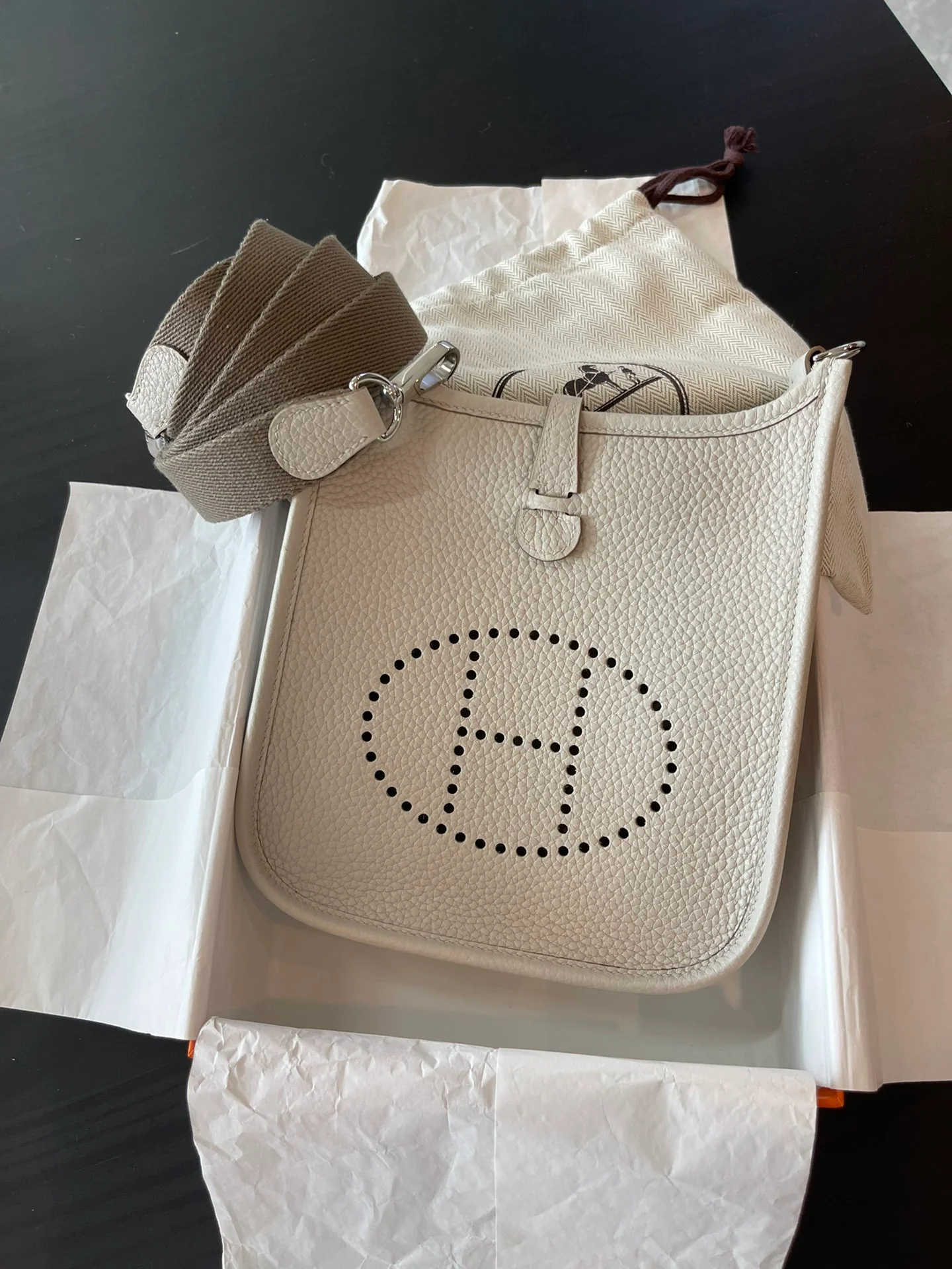 Пряжка Hermes Evelyne 16 tc жемчужно-серого цвета с серебряным покрытием