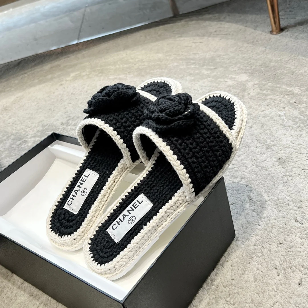 Новинка сезона весна/лето 2023 от Chanel - Плетеные тапочки с камелиями - Черные