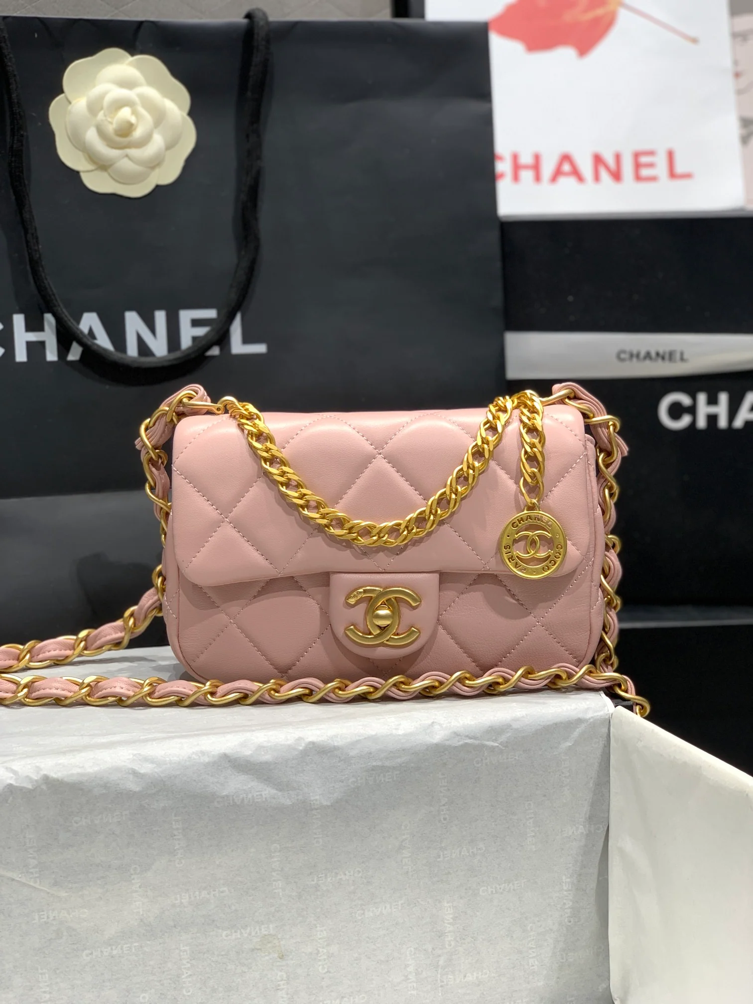 Новинка сезона весна/лето 2023 от Chanel - сумка Coin CF - розовая.