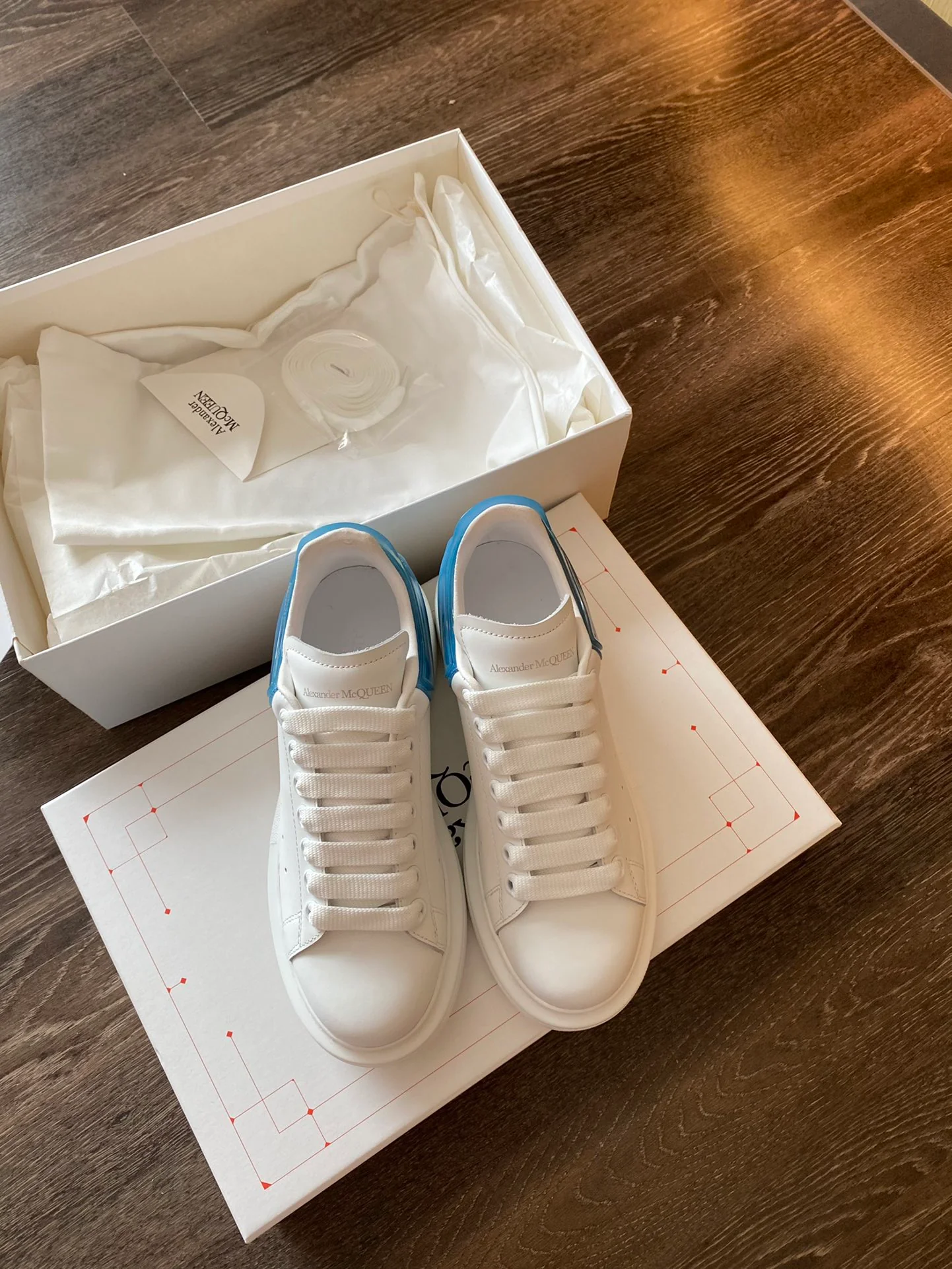 Классические белые кроссовки McQueen - на каблуке-резинке - синие