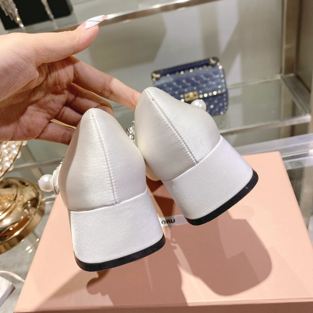 Весенняя коллекция Miu Miu 2023 - Шелковые туфли с квадратным носком - Белые