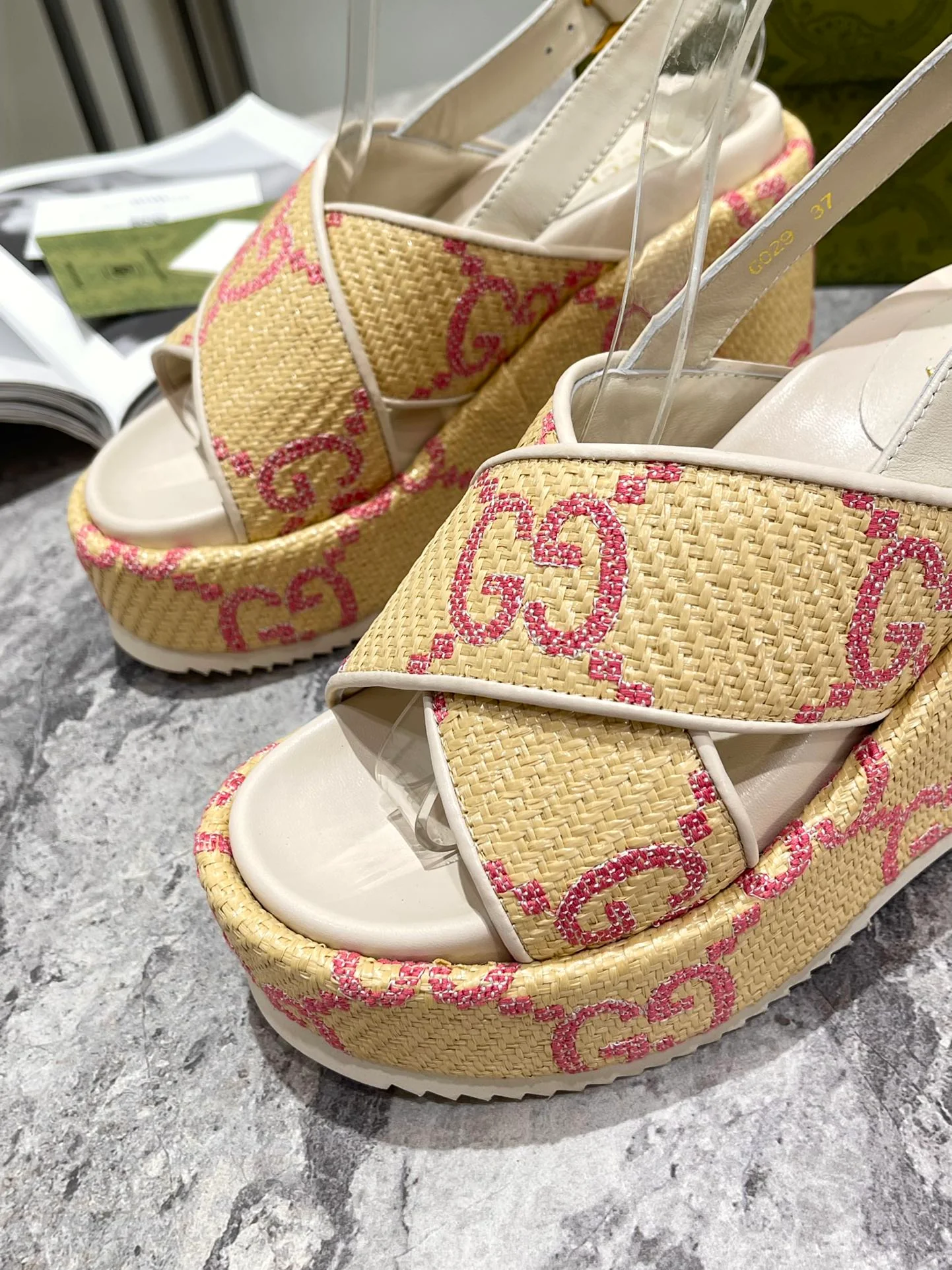 Новинка 2022 года от Gucci - Сандалии на танкетке - 1