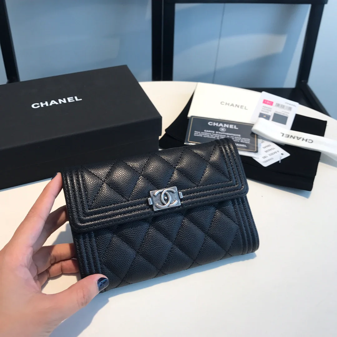 Чехол Chanel Le Boy Tri-fold Frame - черная кожа цвета личи с серебряной пряжкой