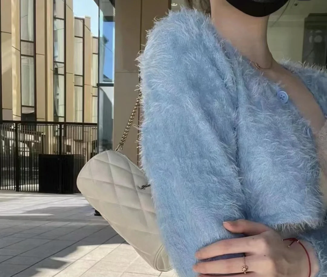 Маленькая цилиндрическая сумка YSL Sade - белая - на фото.