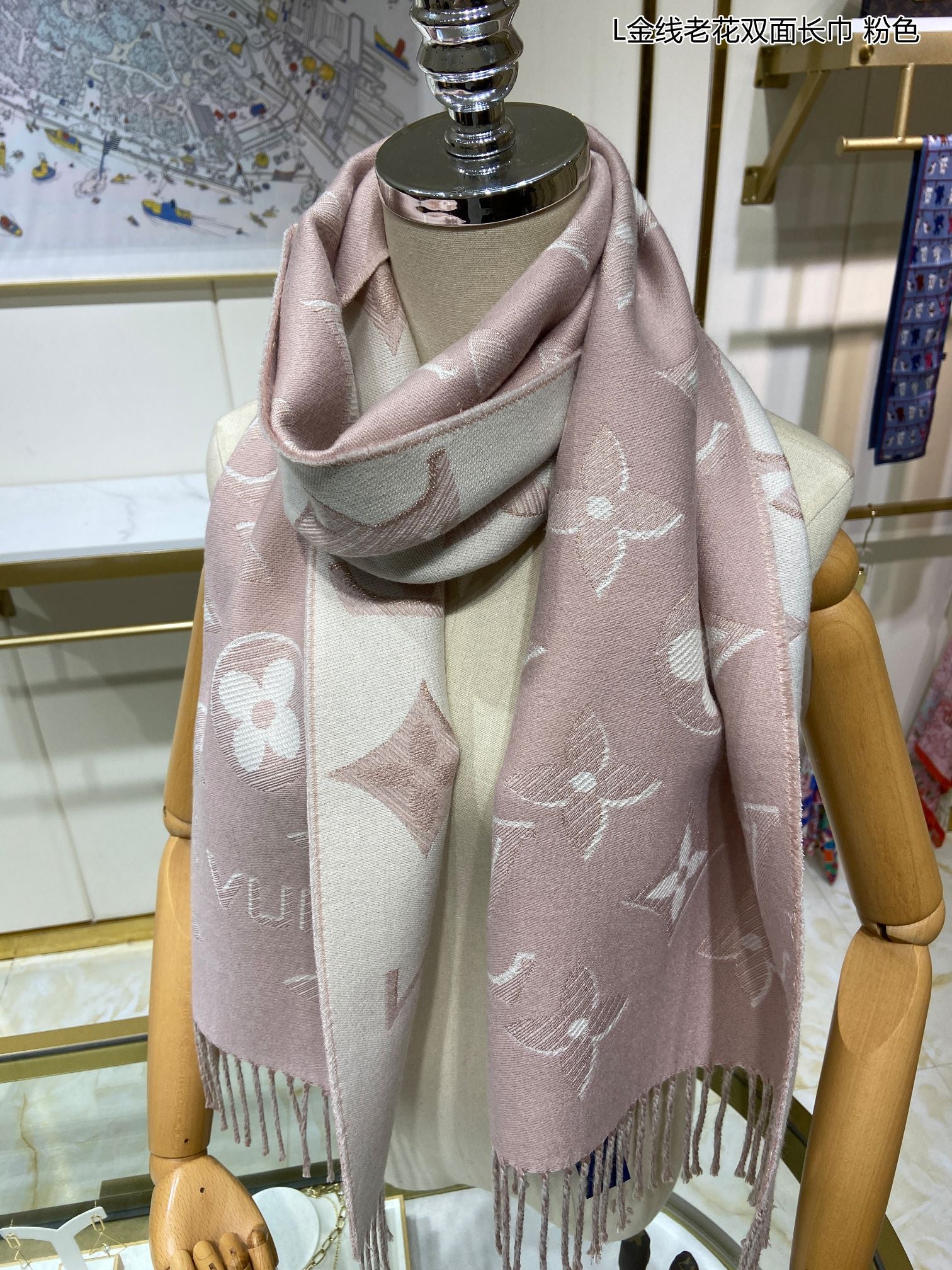 Двусторонний шарф LV с золотой нитью и монограммой - розовый.