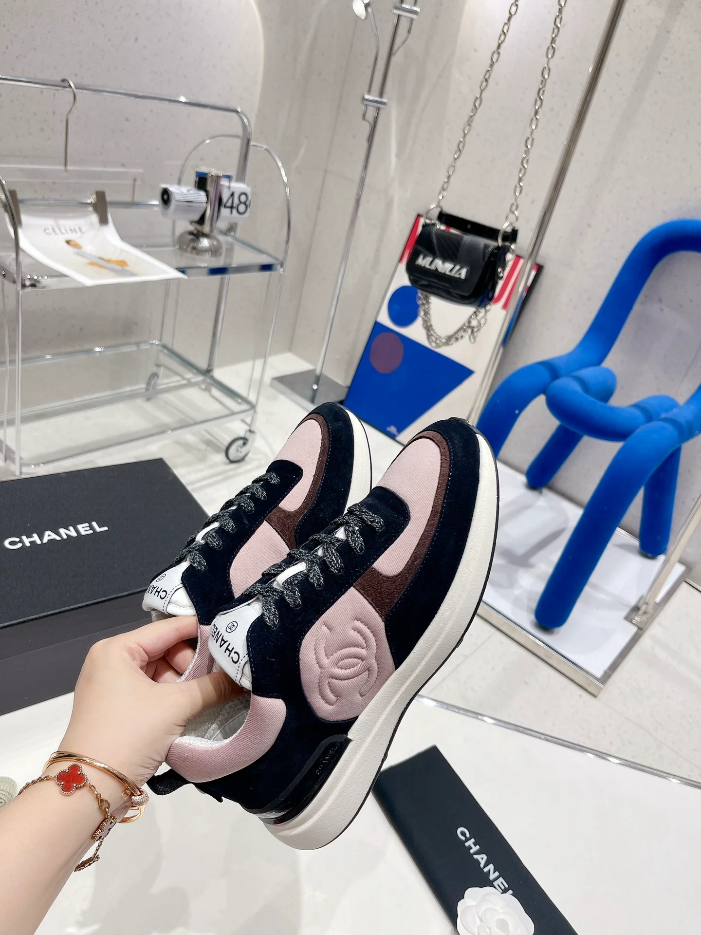 Новые поступления с показа Chanel весна/лето 2022 - Повседневные кроссовки - Розовые и коричневые