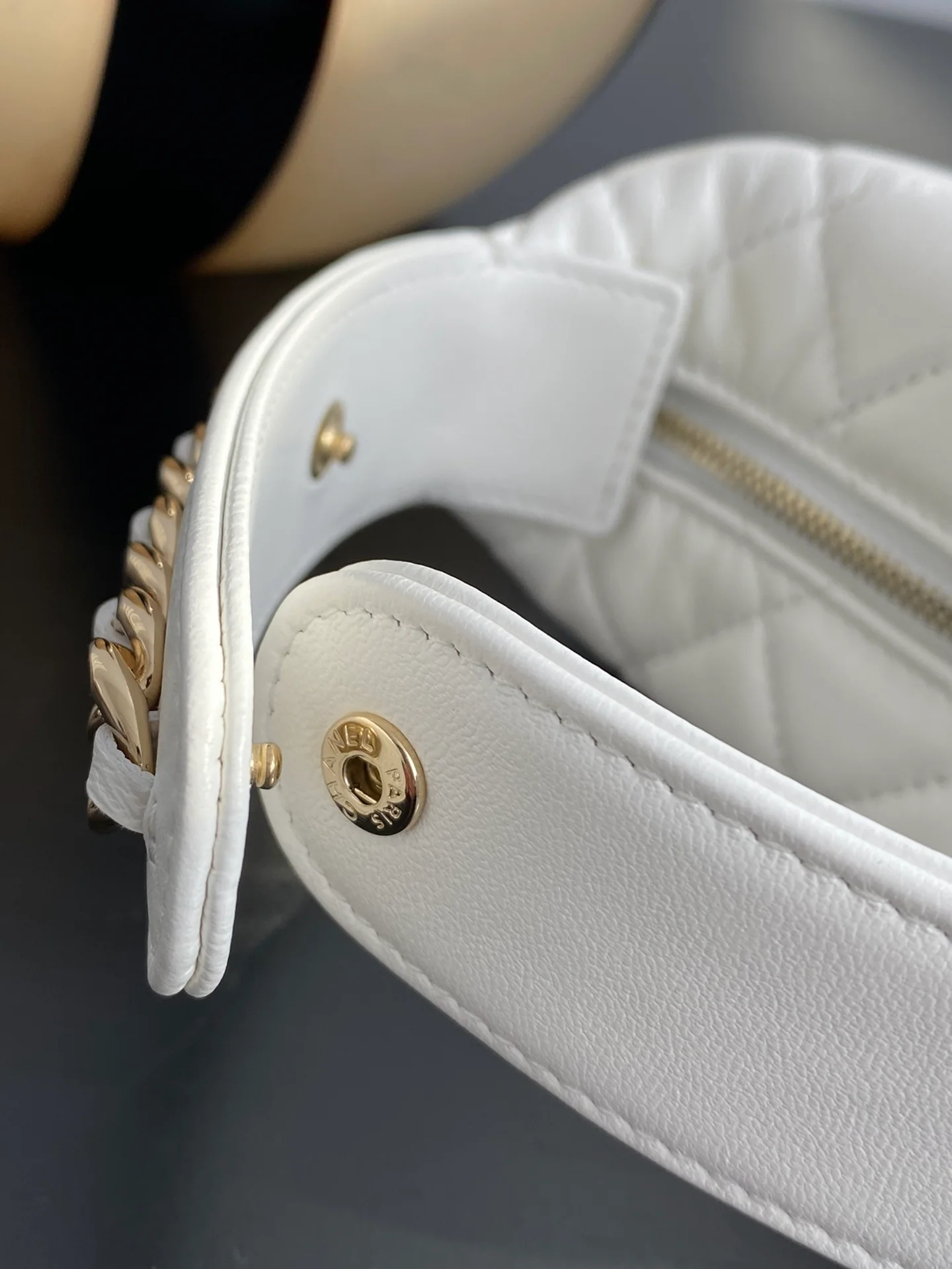 Коллекция Chanel ?Ранняя весна 2023? — клатч с обручем — белый.