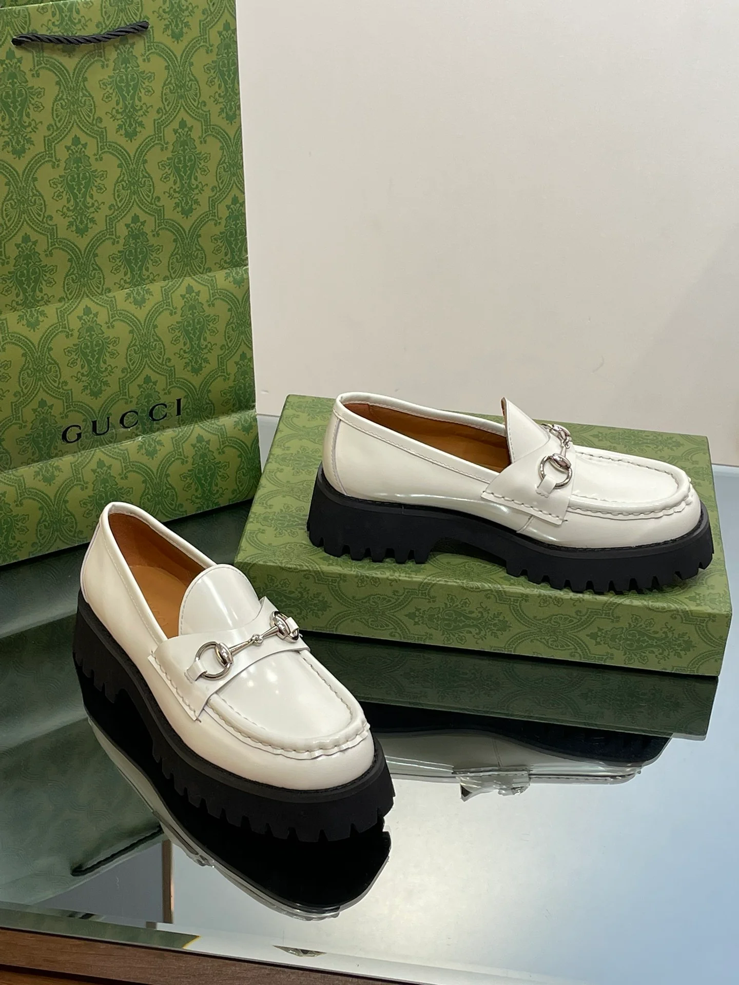 Лоферы Gucci 2024 на платформе с серебряной пряжкой и пряжкой в ??виде конской уздечки - белые