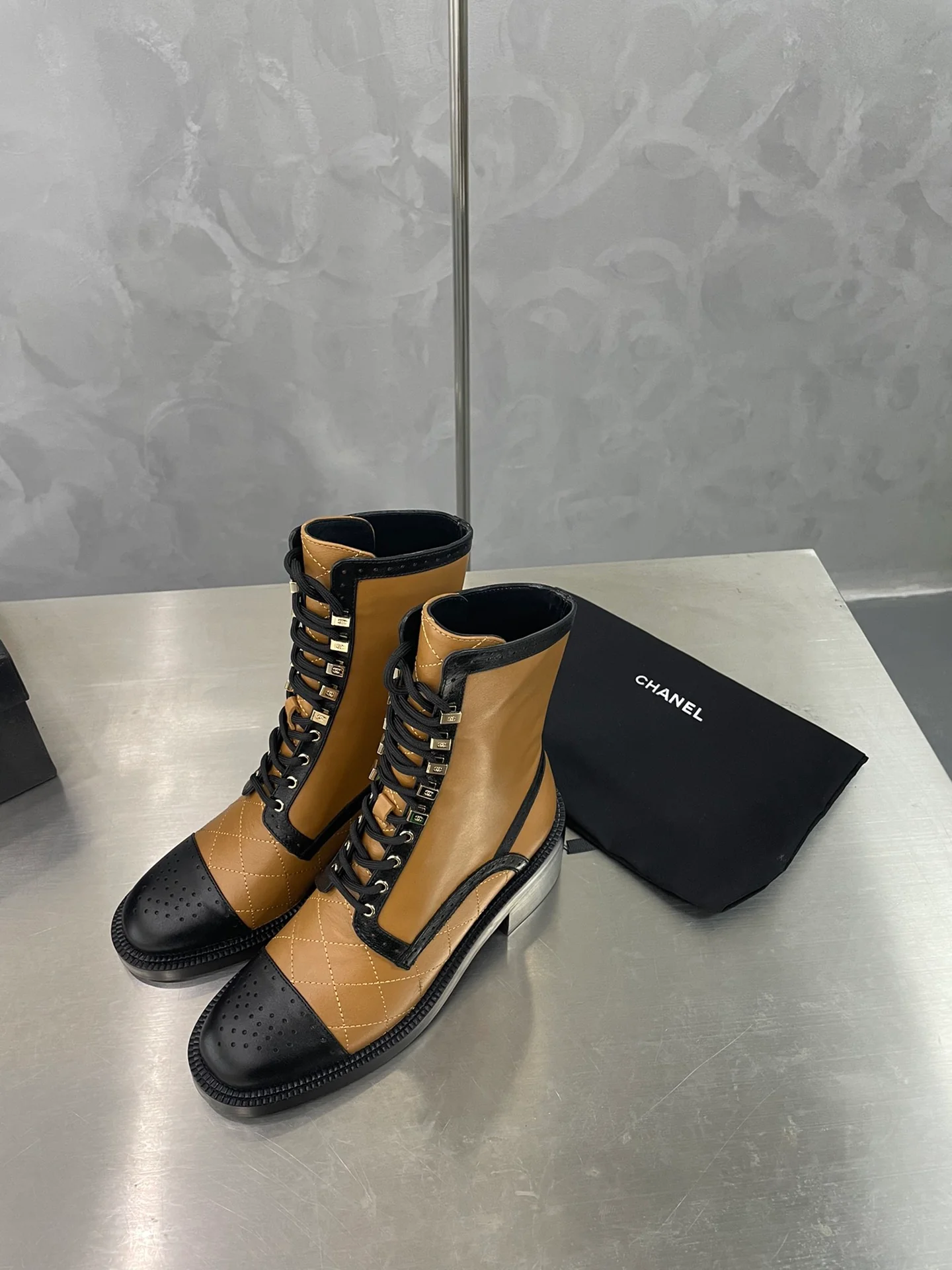 Ботильоны Chanel на шнуровке на низком каблуке до середины икры - абрикосовый цвет