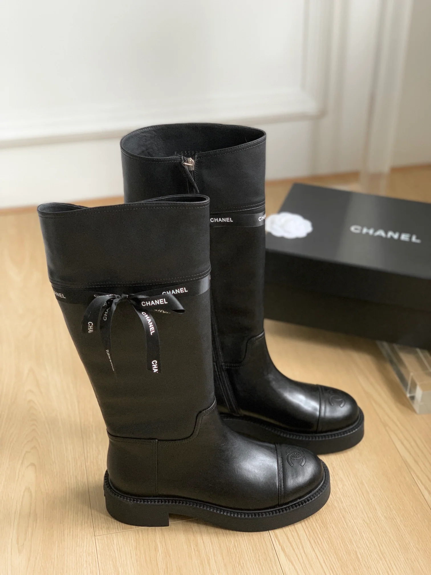 Новинка сезона осень/зима 2023 от Chanel - Коллекция сапог с лентами - Высокие сапоги - Черные