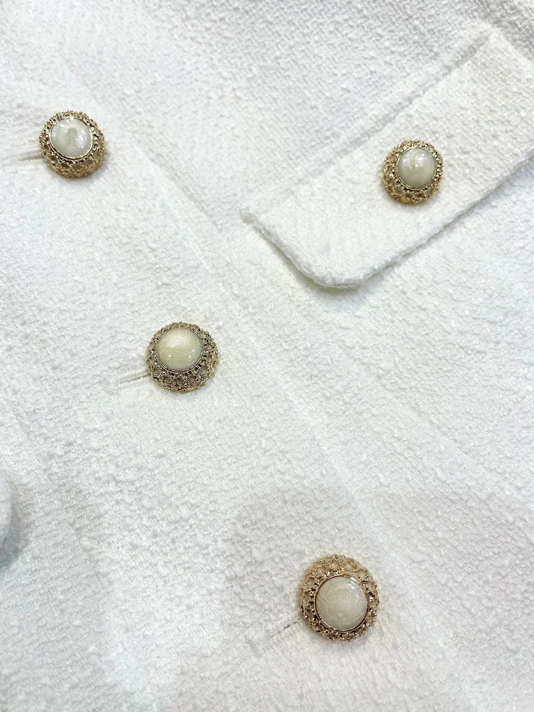 Chanel 2403 - Элегантный твидовый костюм с жакетом - Белый