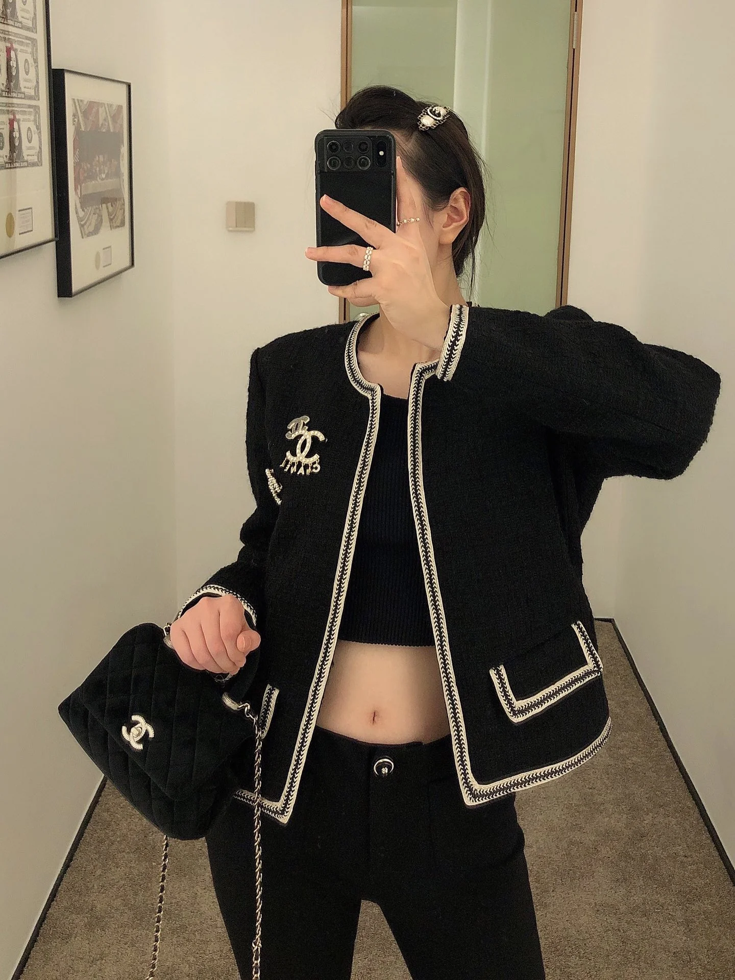 Мини-сумка Chanel Coco Handle из черного бархата с бриллиантовой пряжкой