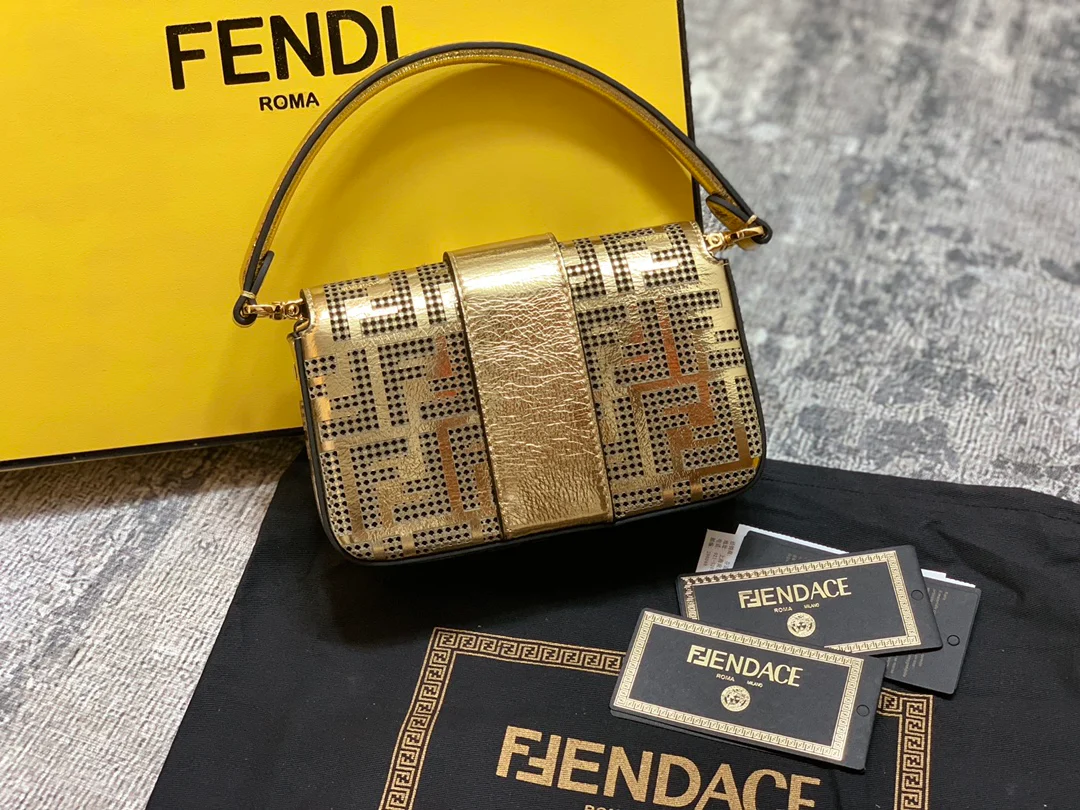Маленькая сумка-багет от Fendi-andace-Collaboration