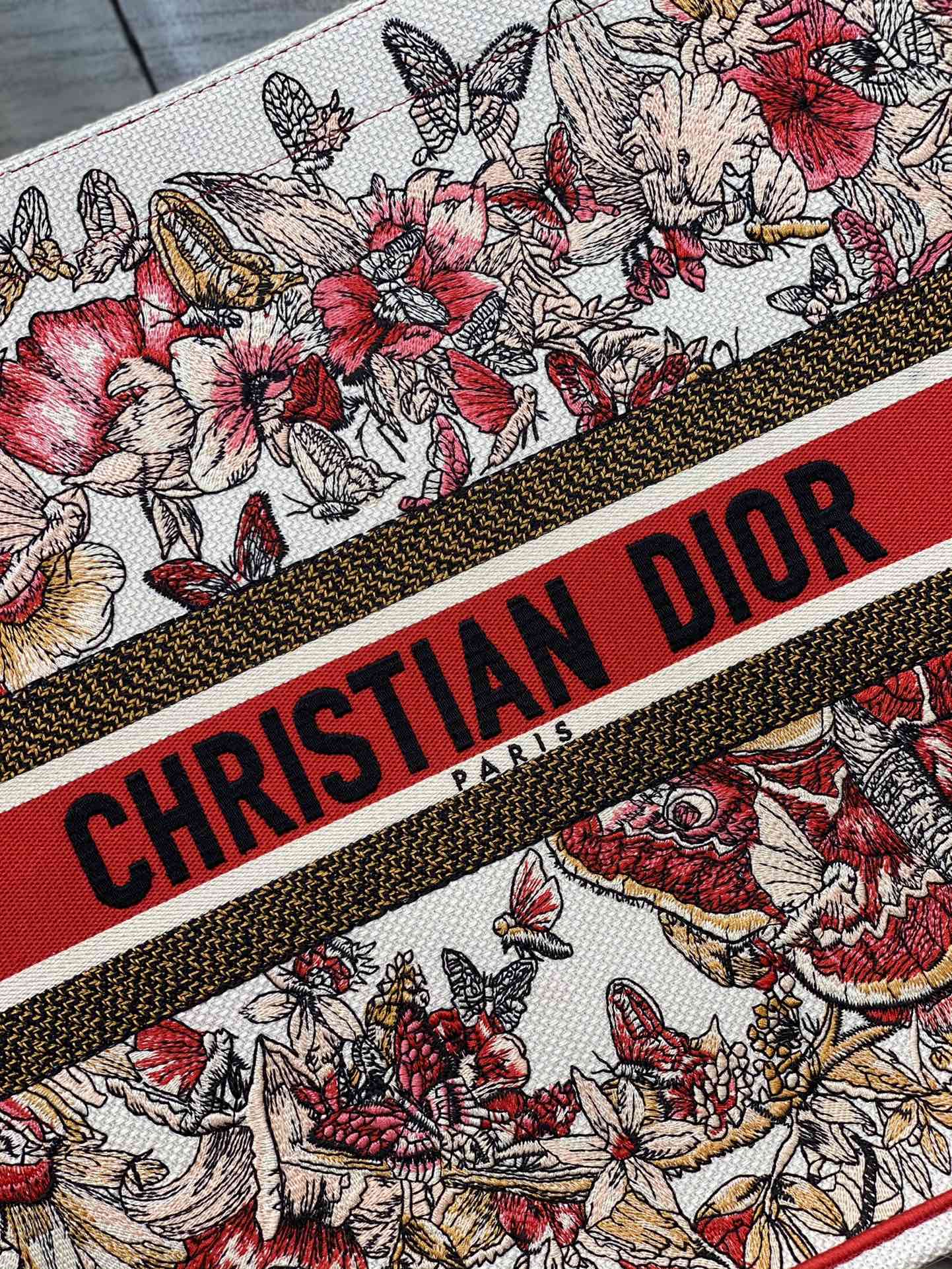 Сумка Dior Book Tote, большой размер 41-5 см, с вышивкой в ??виде бабочек.