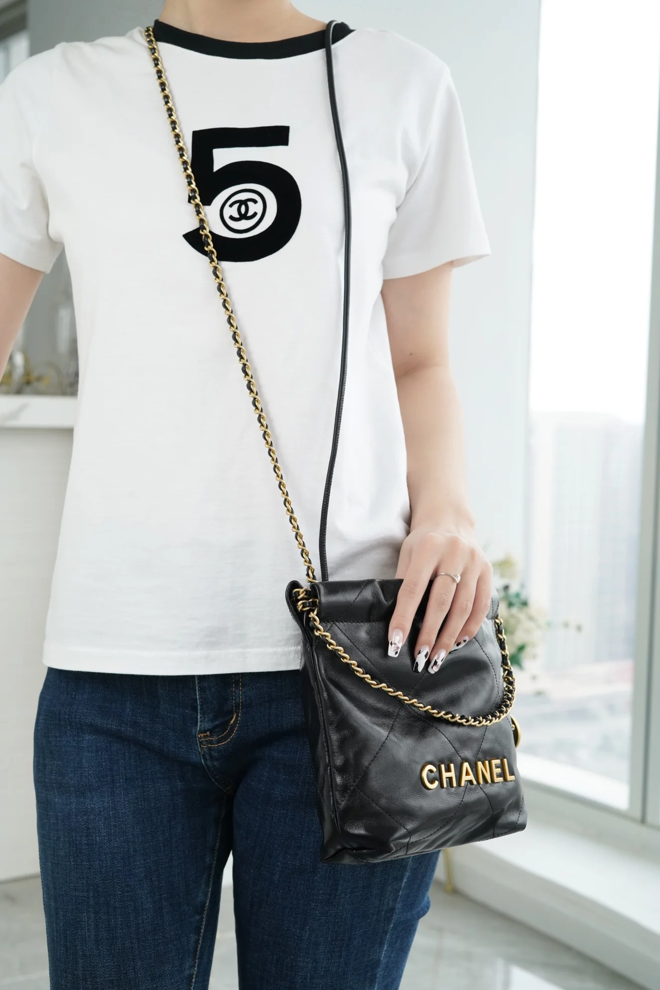 Сумка Chanel No. 22 — черная с золотой цепочкой — черная