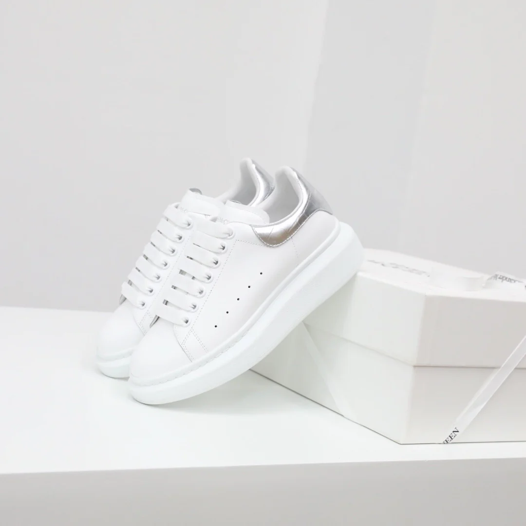 Классические белые кроссовки McQueen с крокодиловым принтом, серебристые.