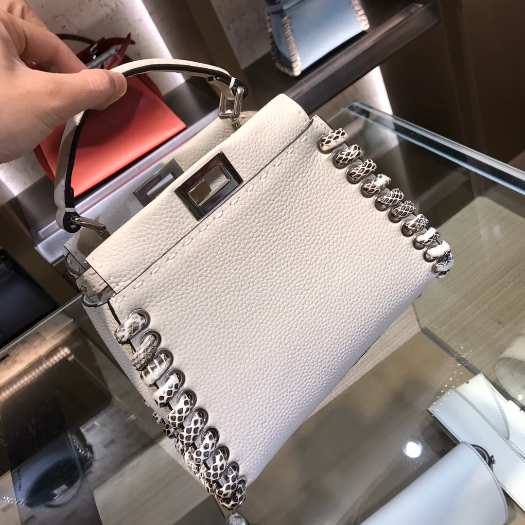 Мини-сумочка Fendi Peekaboo из белой кожи