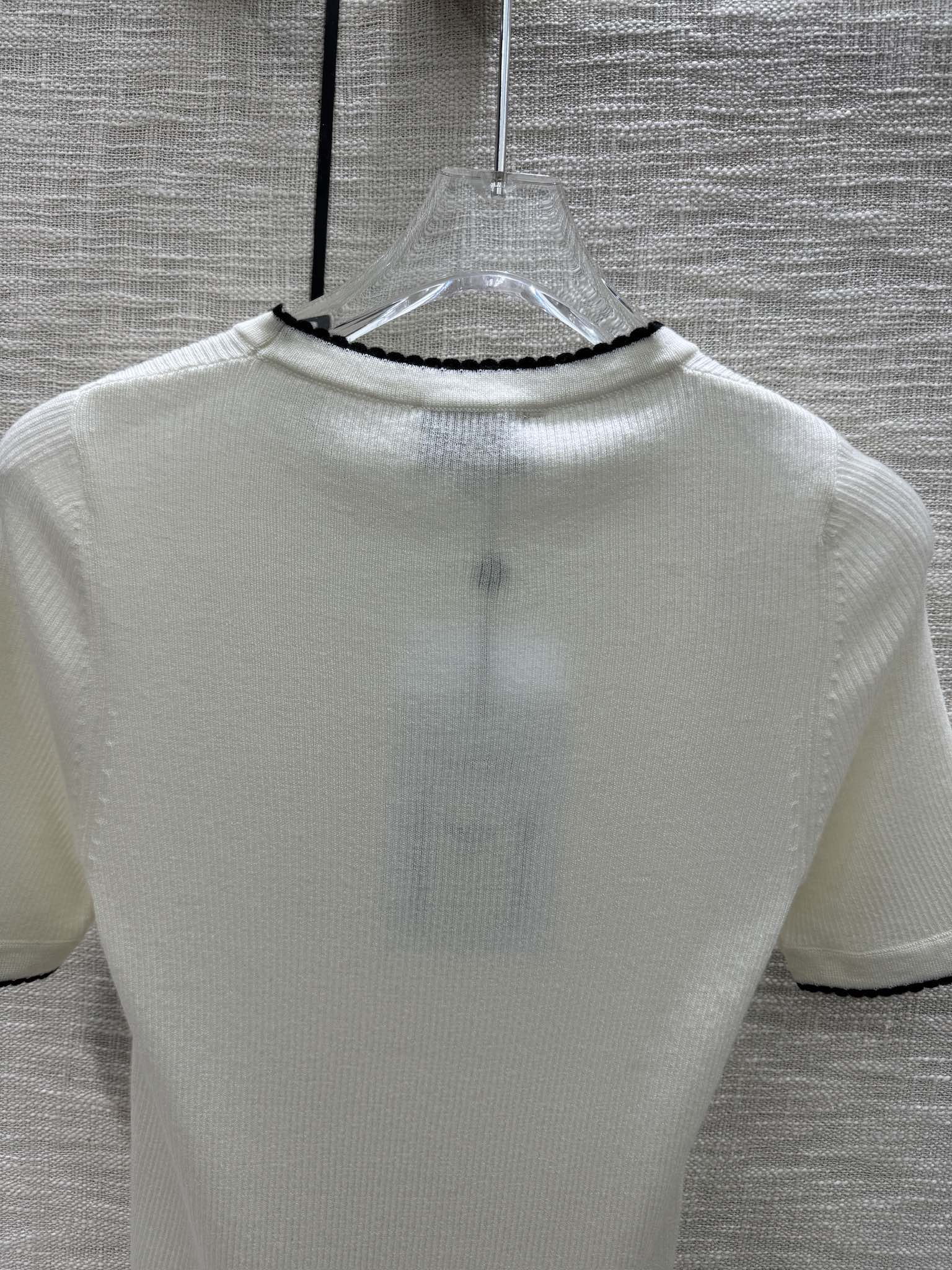 Chanel 2404 - Вязаный топ с короткими рукавами и контрастным вырезом горловины - Белый