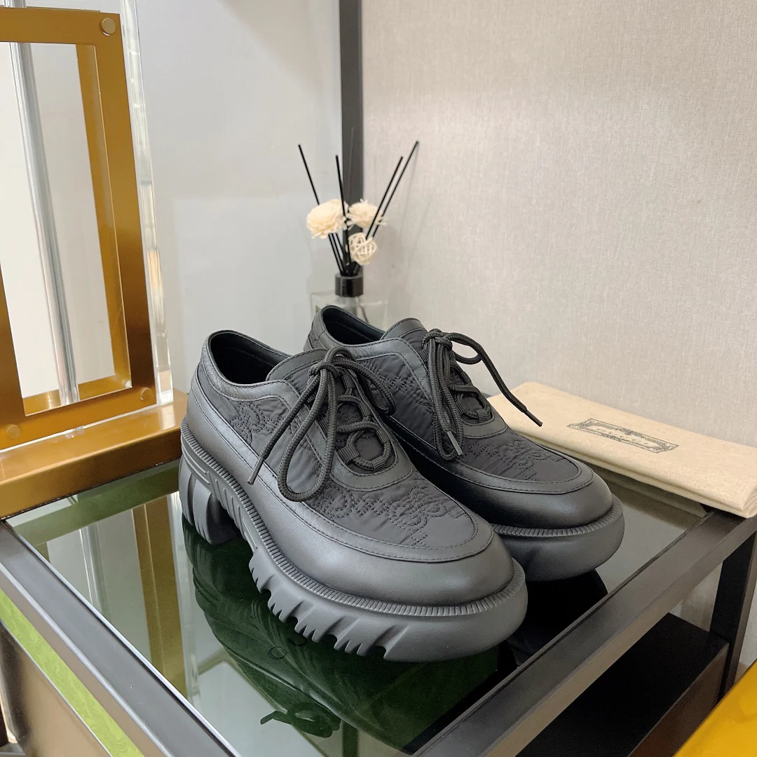 Новинка сезона осень/зима 2022 от Gucci — кроссовки на платформе в британском стиле.