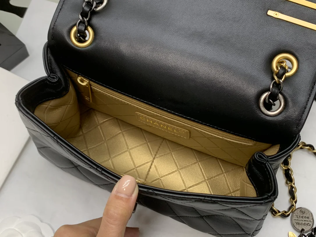 Новинка сезона осень/зима 2022 от Chanel - сумка с клапаном и значком - 22 см - 1