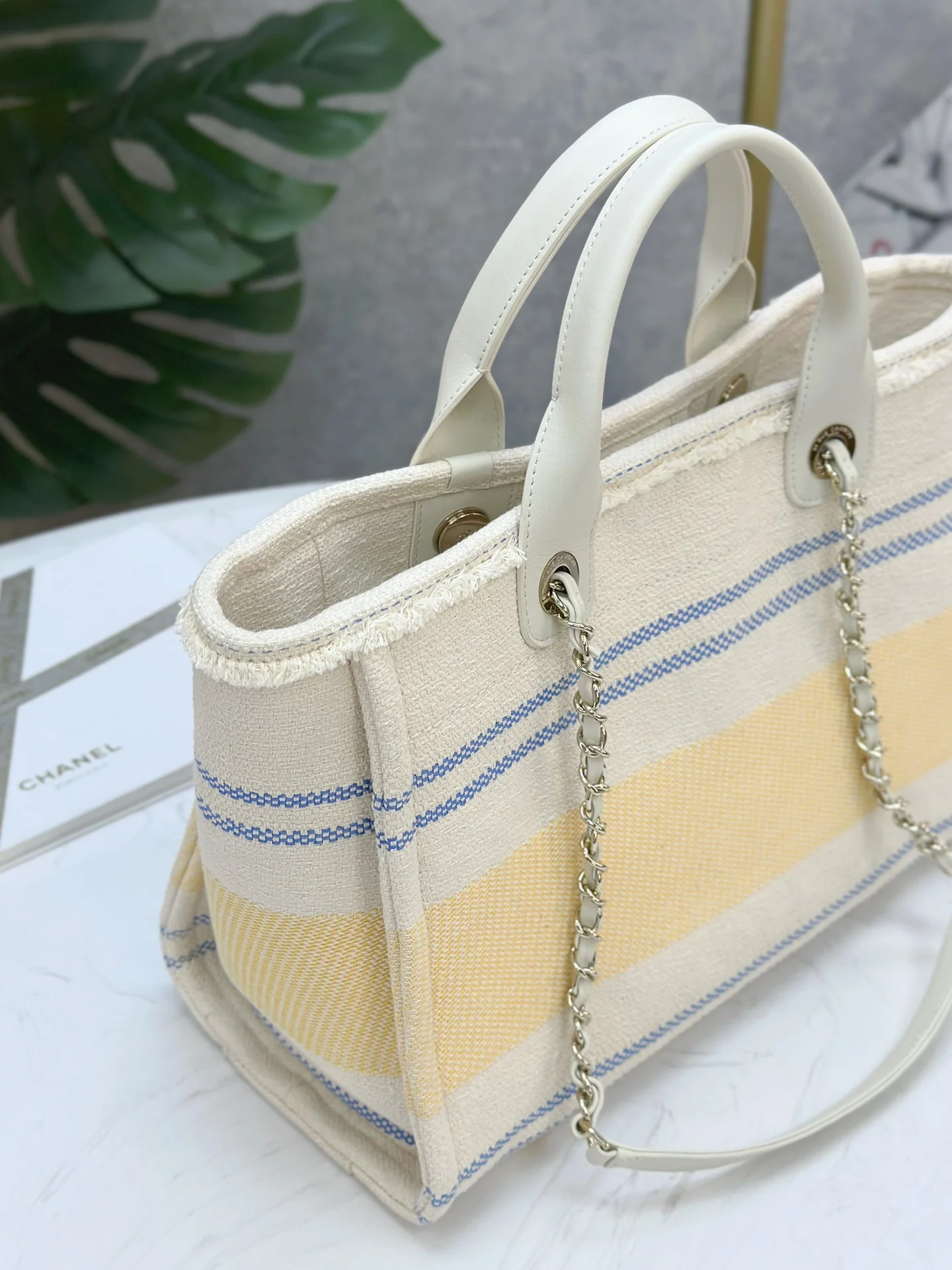 Пляжная сумка Chanel 25c, косметичка, ярко-желтая.