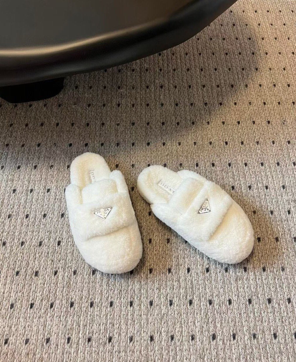 Новинка сезона осень/зима 2023 от Prada - Меховые тапочки с мягким носком - Белые