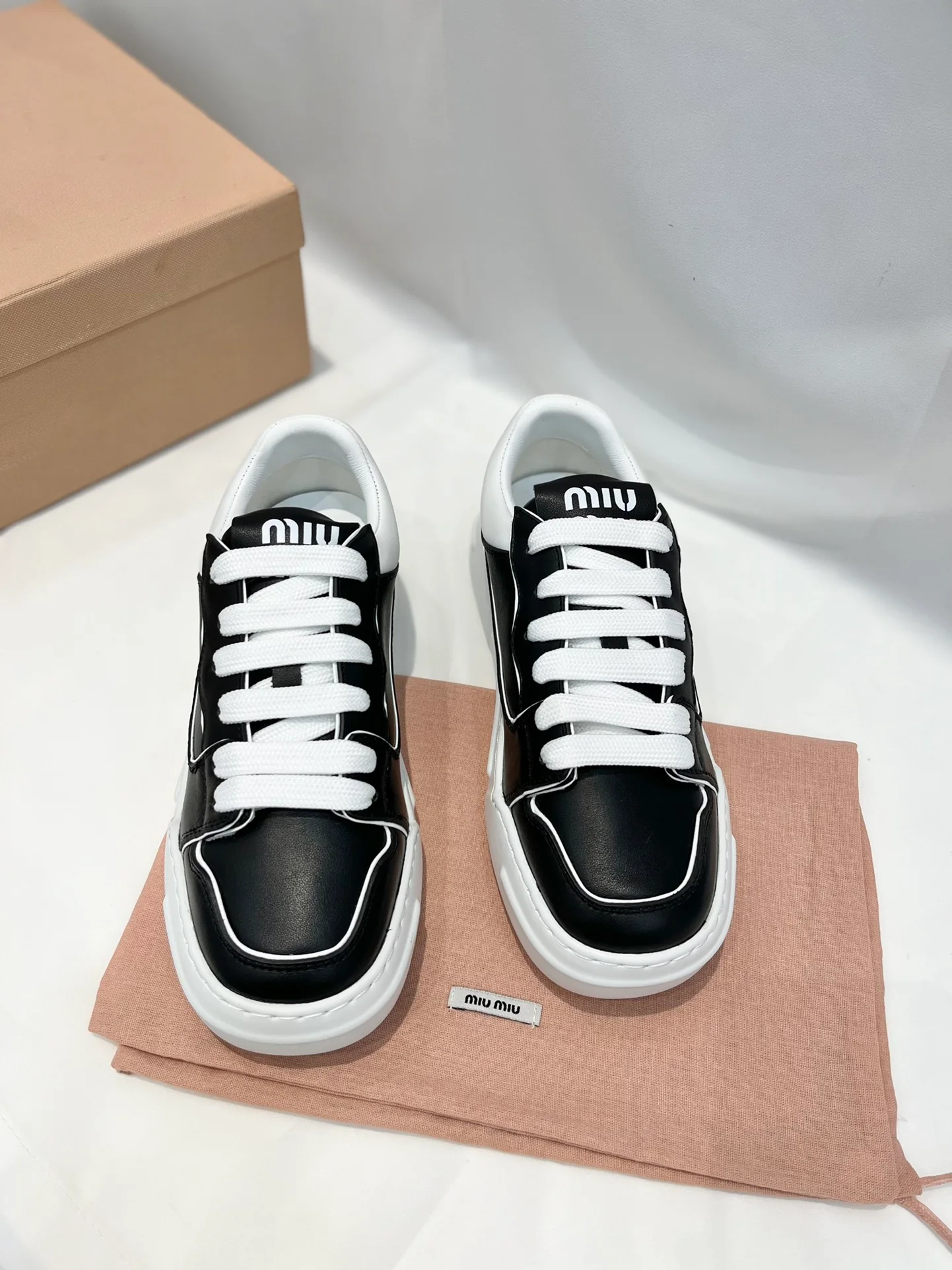 Коллекция Miu Miu 2023 года с подиума - повседневные туфли на платформе.