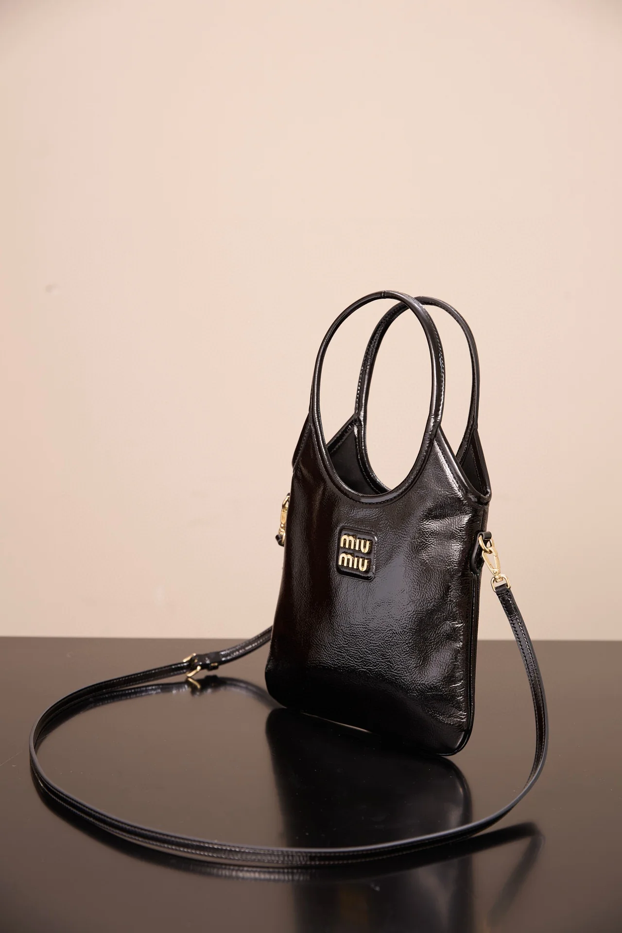 Сумка-тоут Miu Miu-5ba281m650-??? Маленькая, лакированная, черная