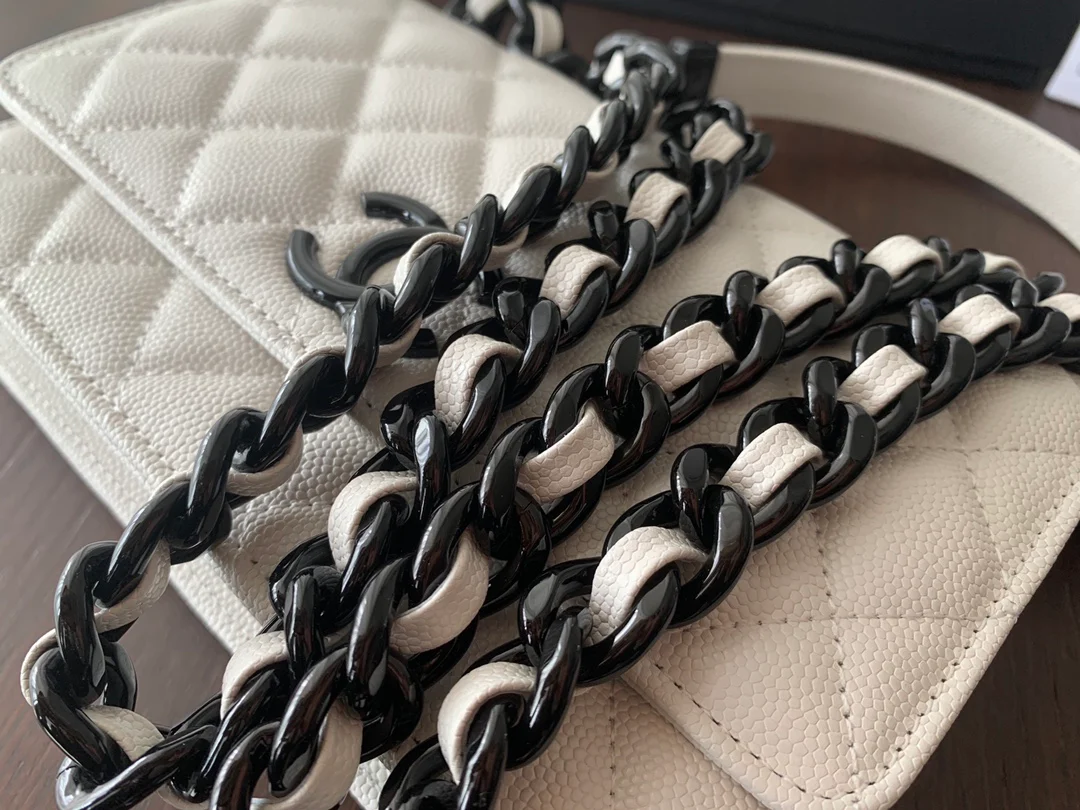 Chanel WOC - Белая глютеновая кожа - Черная пряжка