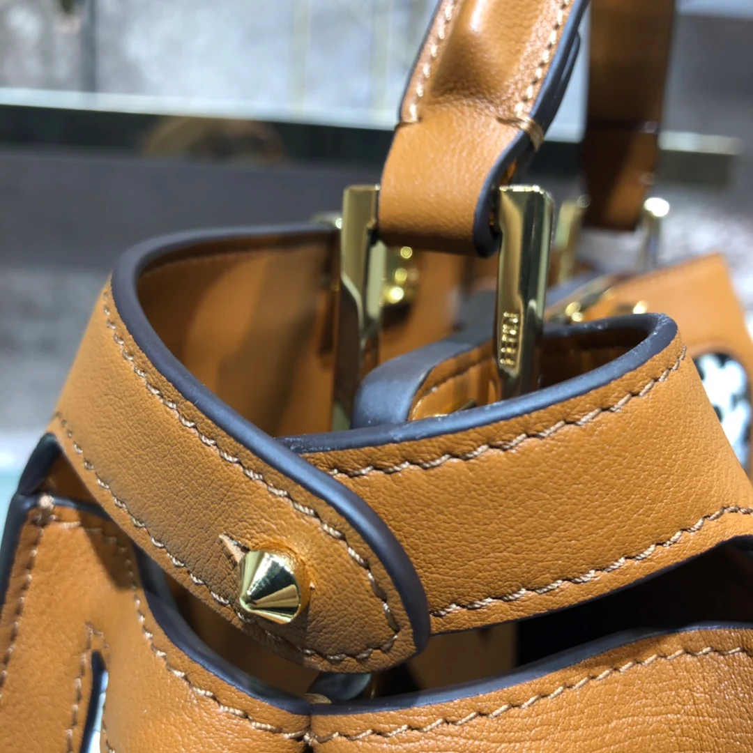 Маленькая кожаная сумка Fendi Peekaboo в клетку