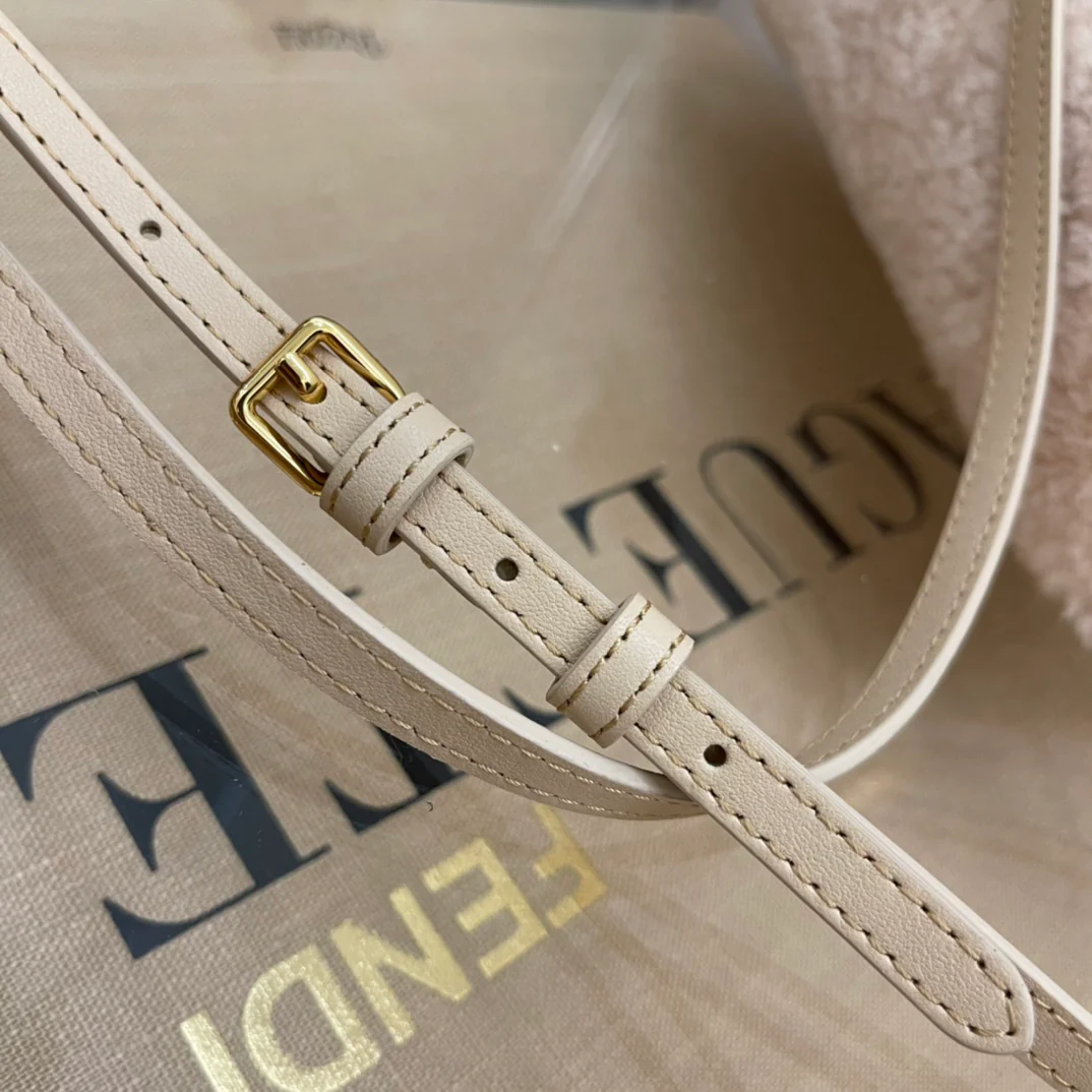 Маленькая розовая шерстяная сумочка Fendi-first