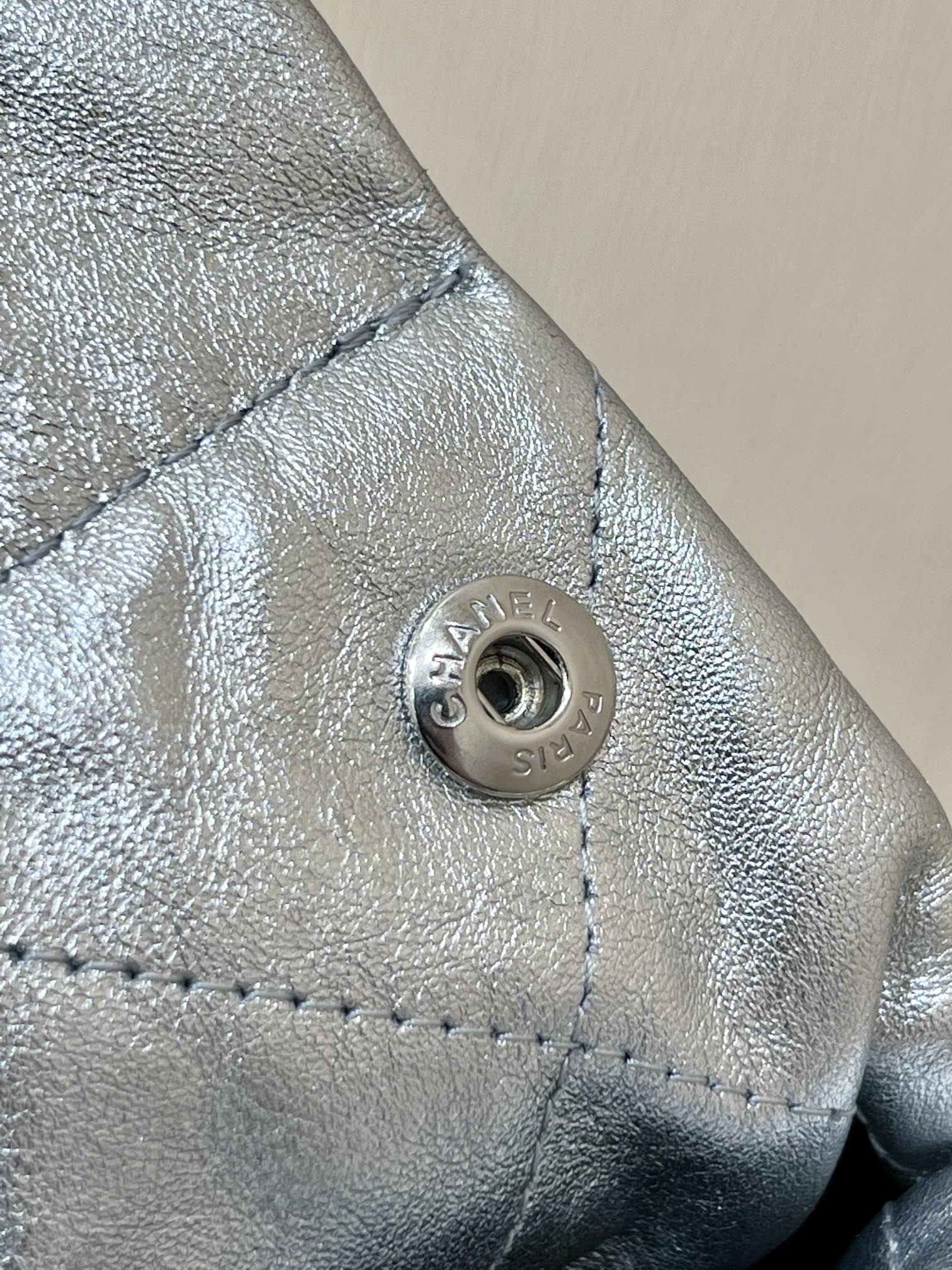 Коллекция Chanel Весна/Лето 2023: Новинка - Сумка 22 - Маленькая - Серебристая