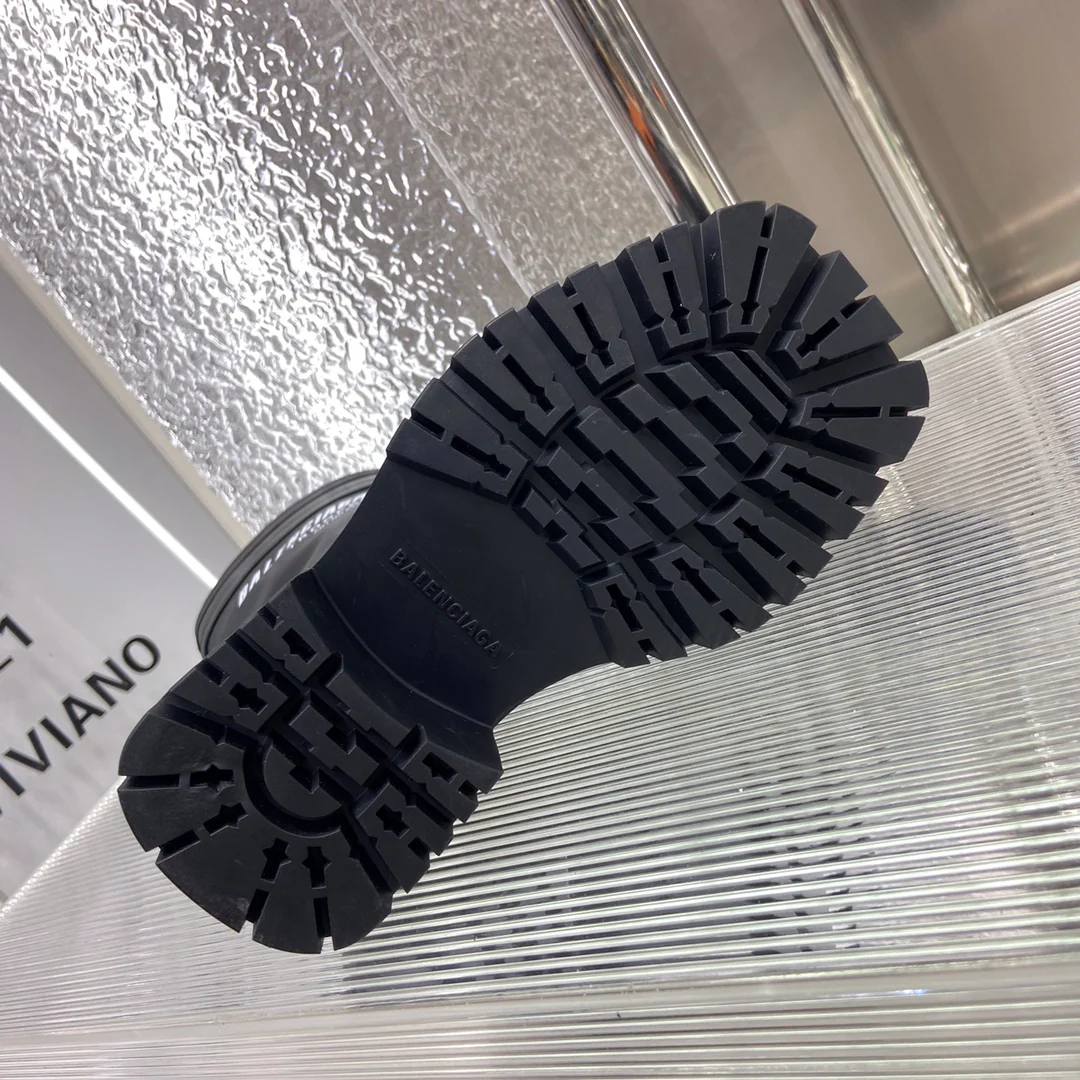 Высокие сапоги Balenciaga Trooper с квадратным носком, коллекция осень/зима 2023.