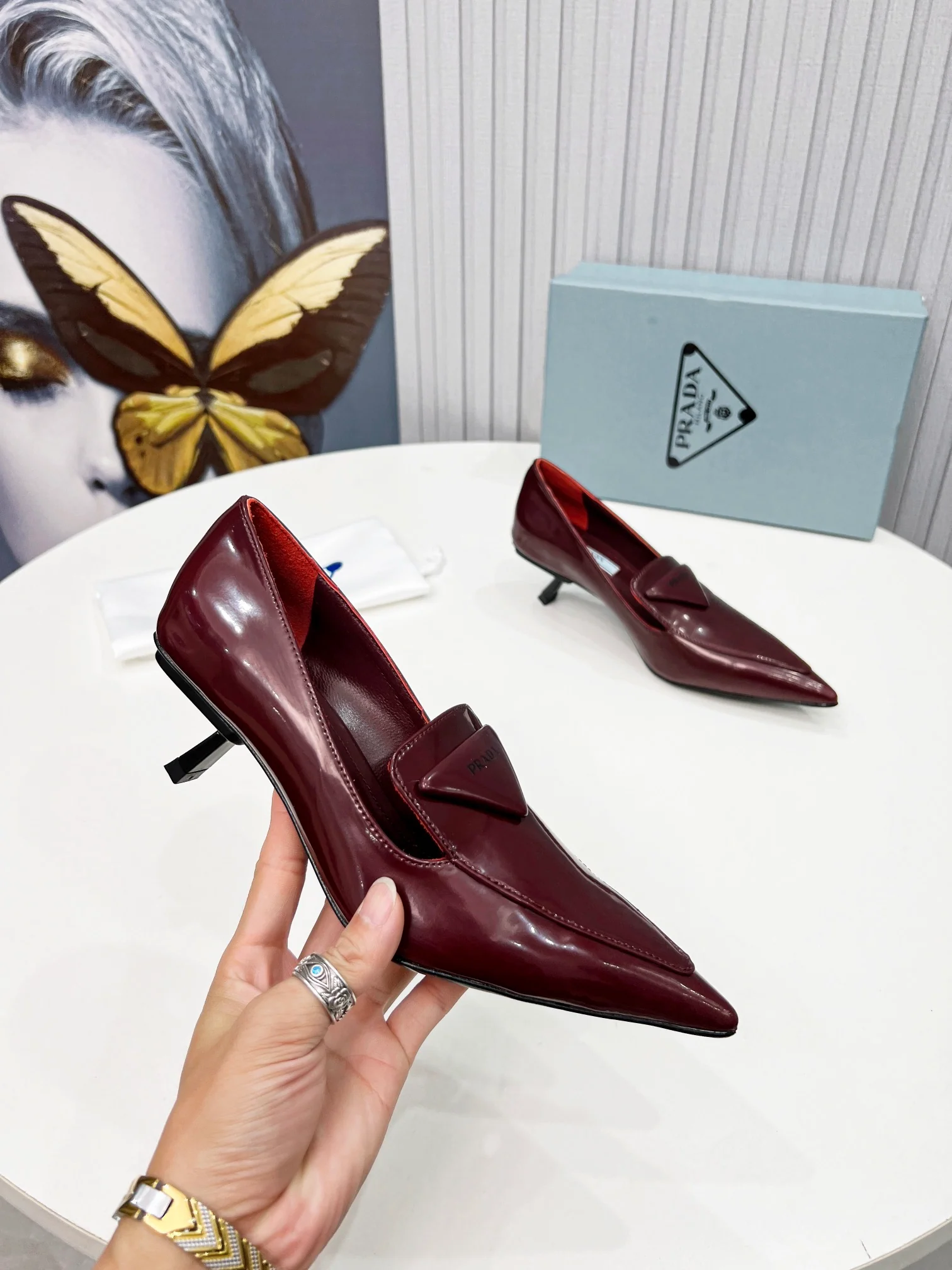 Новинки Prada весна/лето 2022 - Туфли на невысоком каблуке с острым носком - 1