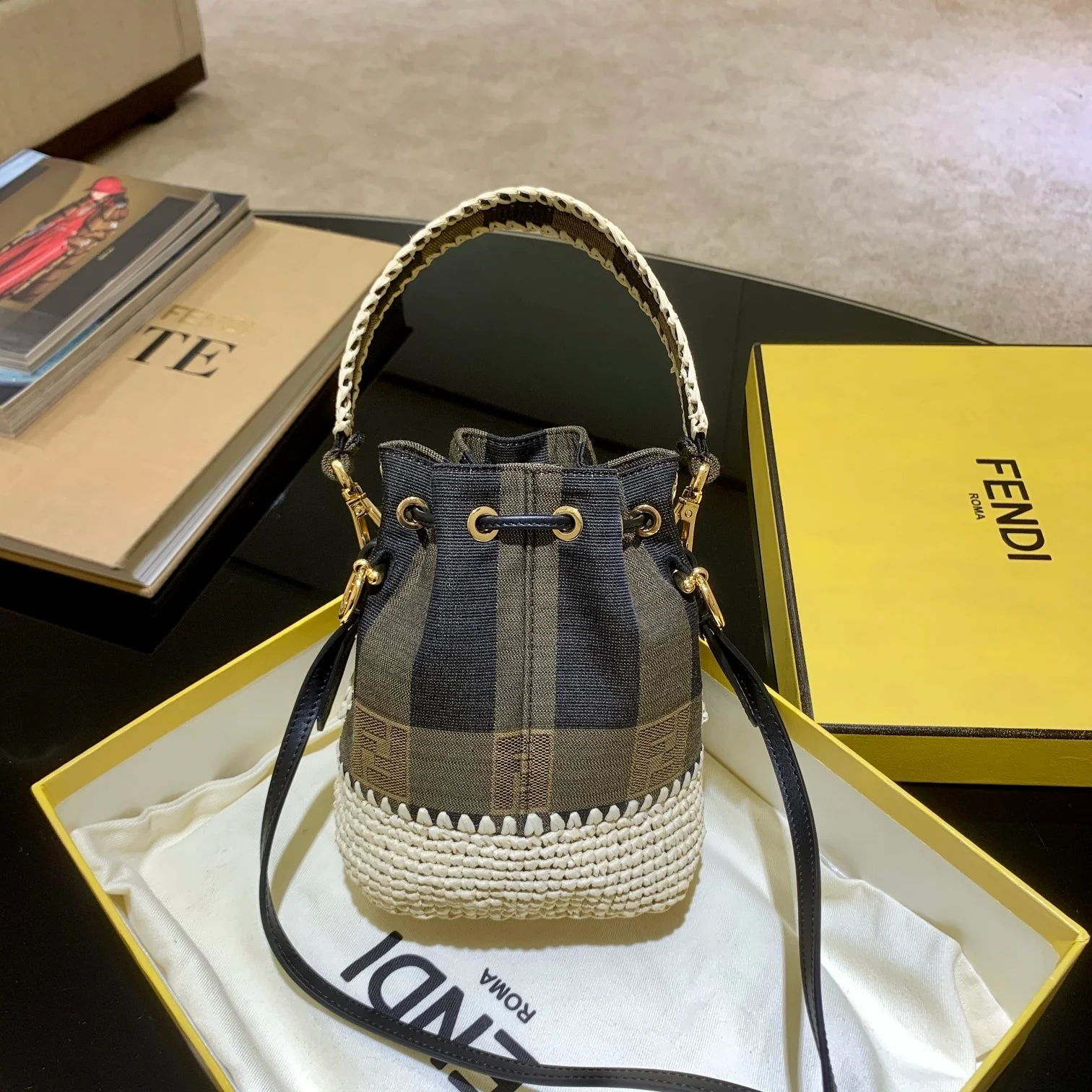 Мини-сумка-ведро Fendi Mon Tresor из плетеного материала