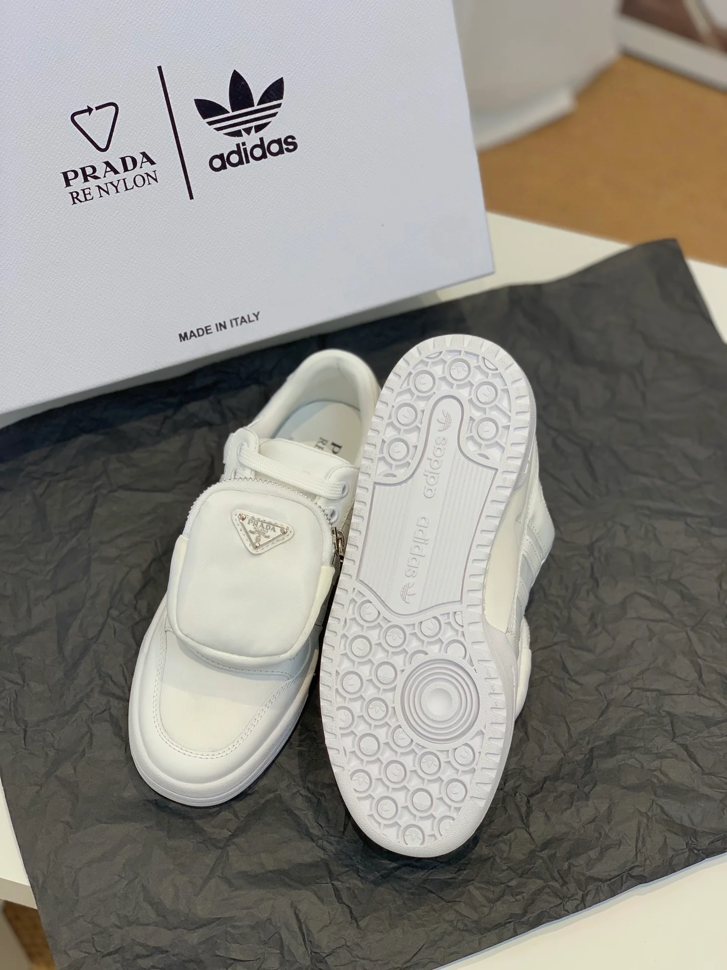 Обувь Prada - результат сотрудничества Prada и Adidas - спортивная и повседневная обувь