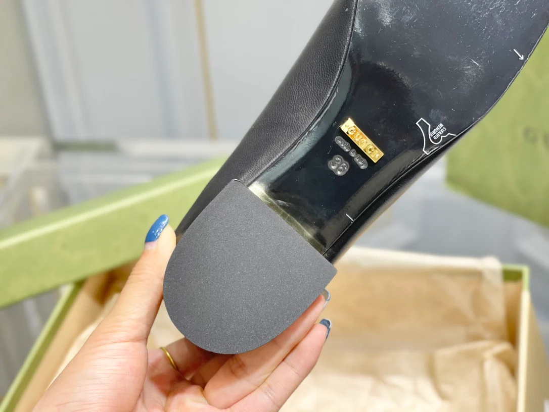 Весенняя коллекция Gucci 2021 — Босоножки на массивном каблуке с пряжкой в ??виде конской уздечки — 2