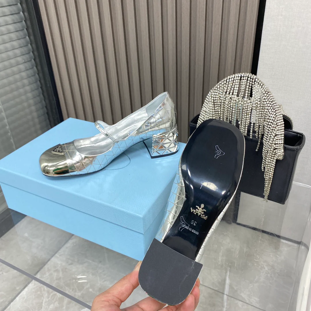 Новинка сезона весна/лето 2022 от Prada - туфли Мэри Джейн