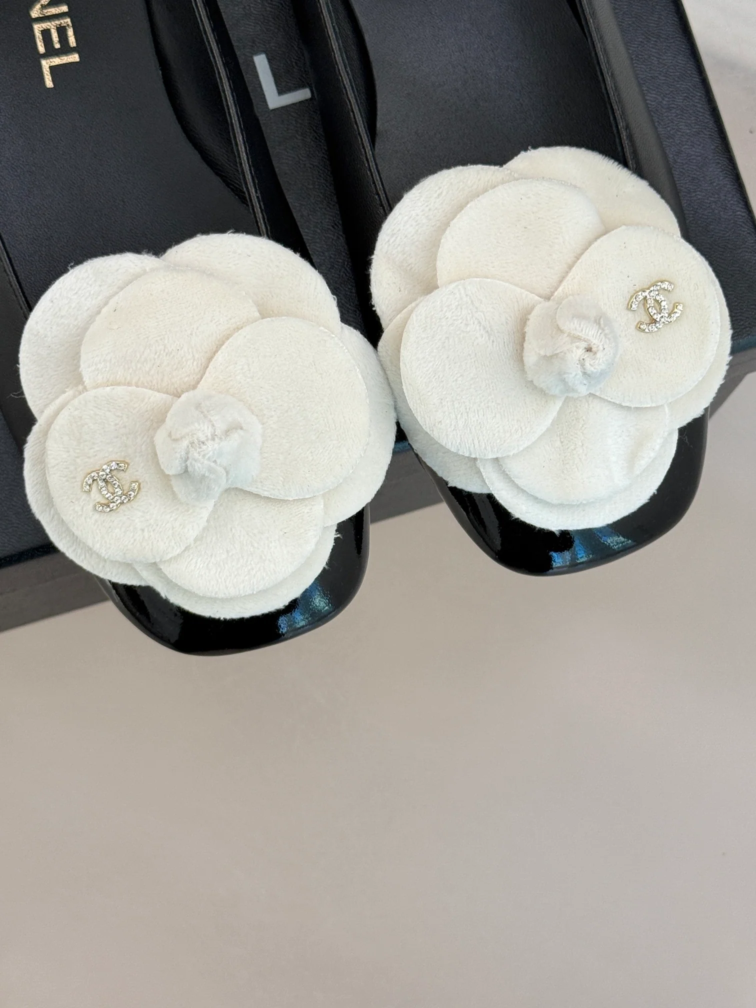 Туфли на низком каблуке Chanel Camellia 2024 — черные