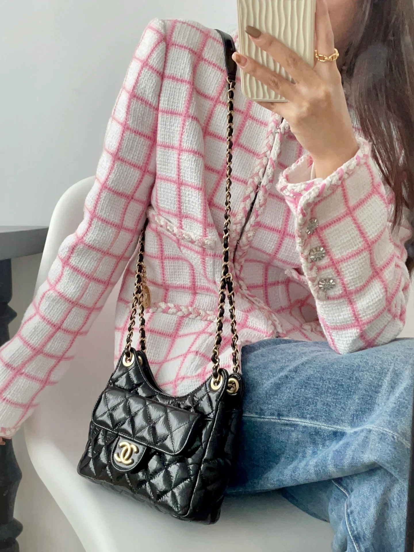 Коллекция Chanel ?Ранняя весна 2023? — сумка-хобо в стиле хиппи — маленькая — черная — фотографии в одежде.