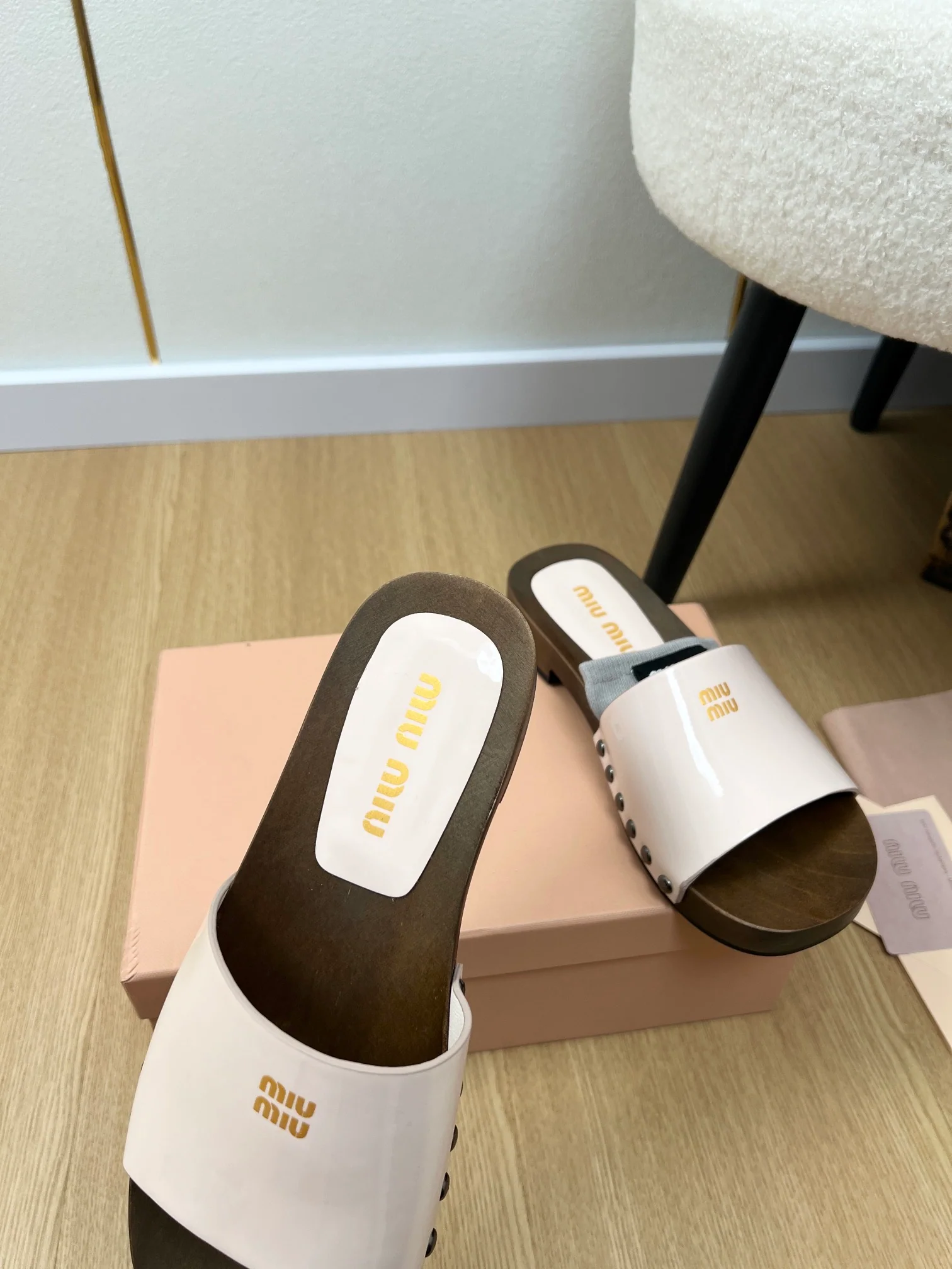 Деревянные тапочки Miu Miu 2024 - белые