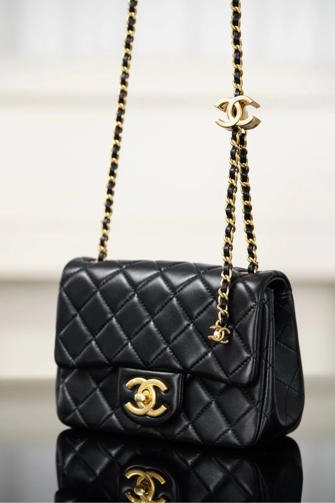 Сумка Chanel 25B Double C Chain Square Fat Bag - черная, маленькая, с золотой пряжкой.