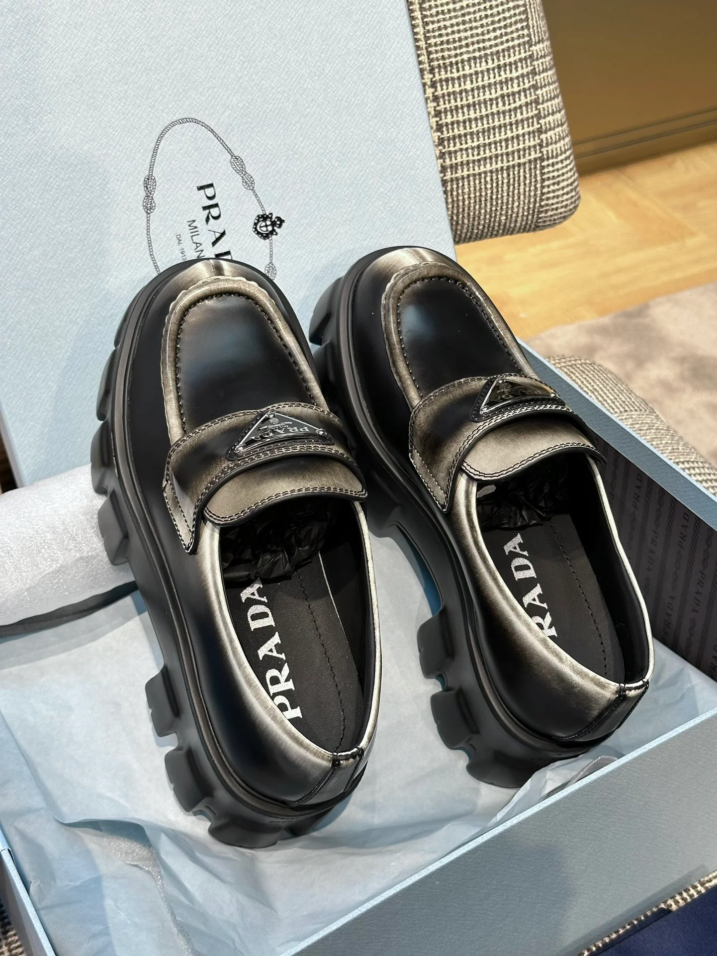 Лоферы на платформе Prada 2024 - серые