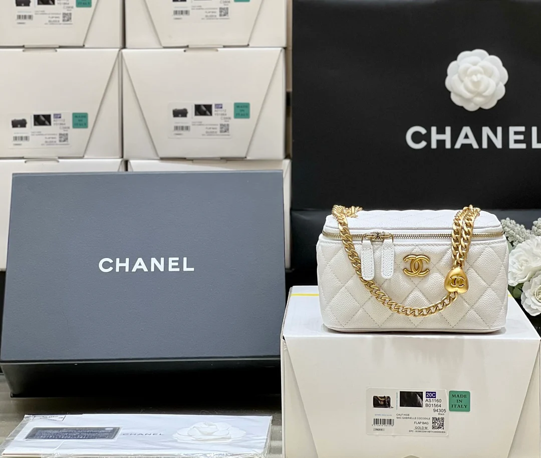 Новинка сезона весна/лето 2023 от Chanel - Длинная цепочка в форме шара - Белая